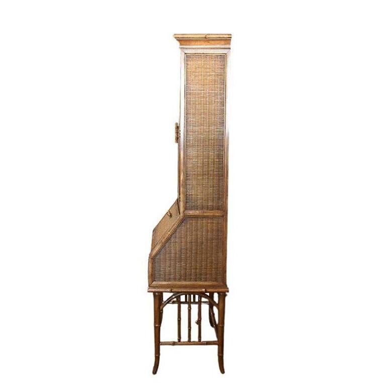 Ein äußerst seltenes Schlafzimmer-Set mit Möbeln aus Bambusimitat. Dieses Angebot umfasst einen Stuhl aus Bambusimitat, einen großen Sekretär aus Bambusimitat mit Beleuchtung, eine hohe Kommode aus Bambusimitat und einen sechseckigen Spiegel aus