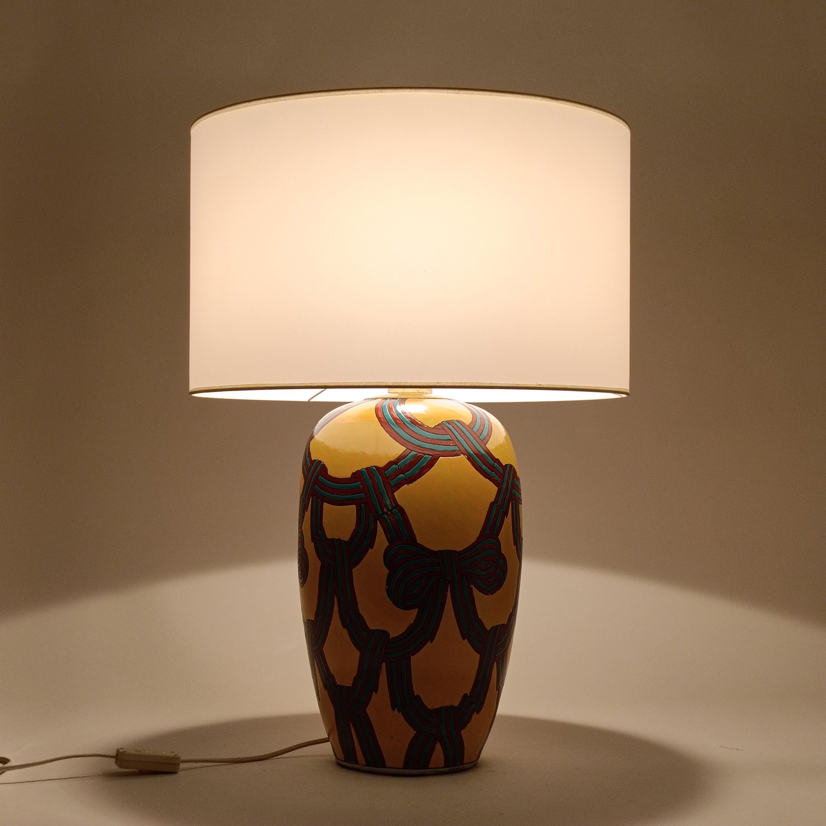 Hollywood Regency and Post-Modern style ceramic table lamp, Italy, 1980s Pintado a mano en venta