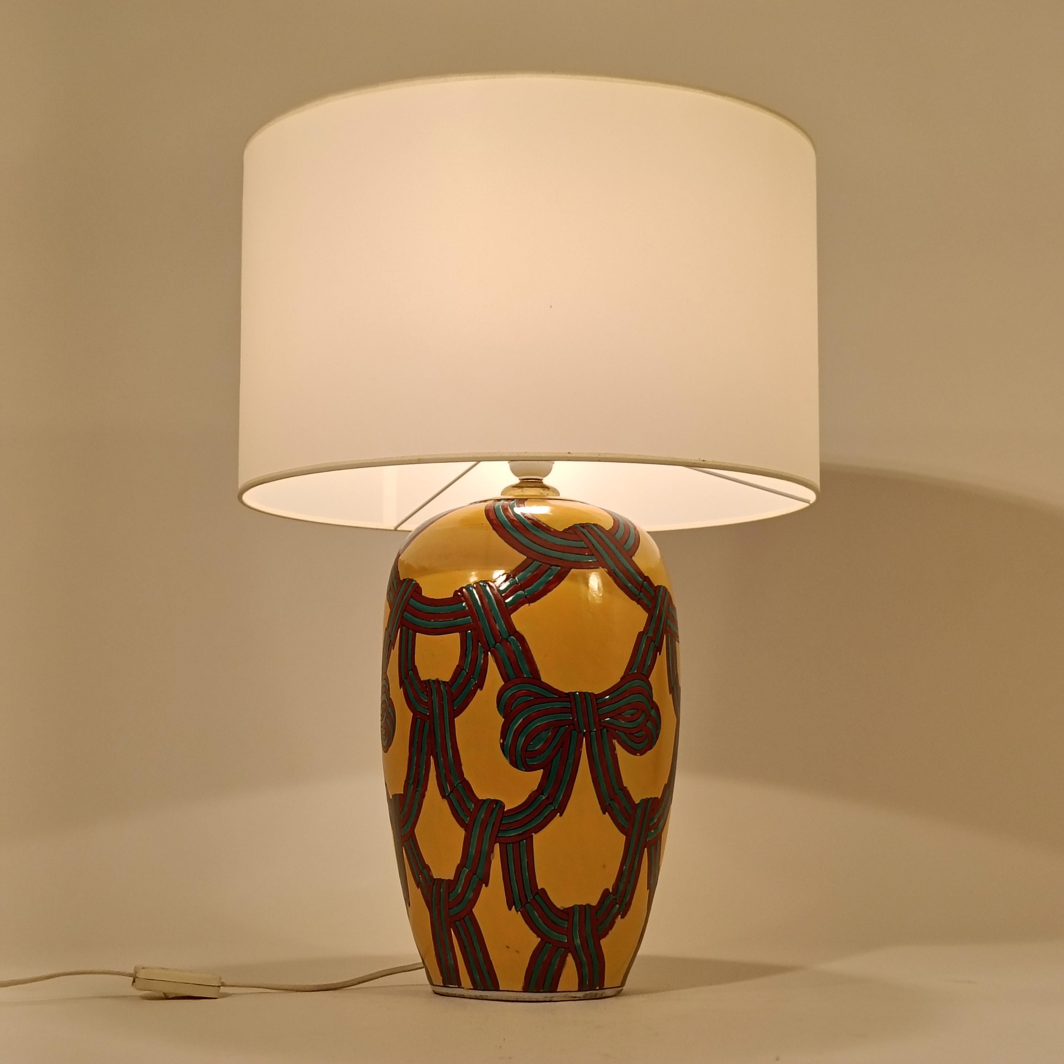 Hollywood Regency and Post-Modern style ceramic table lamp, Italy, 1980s finales del siglo XX en venta