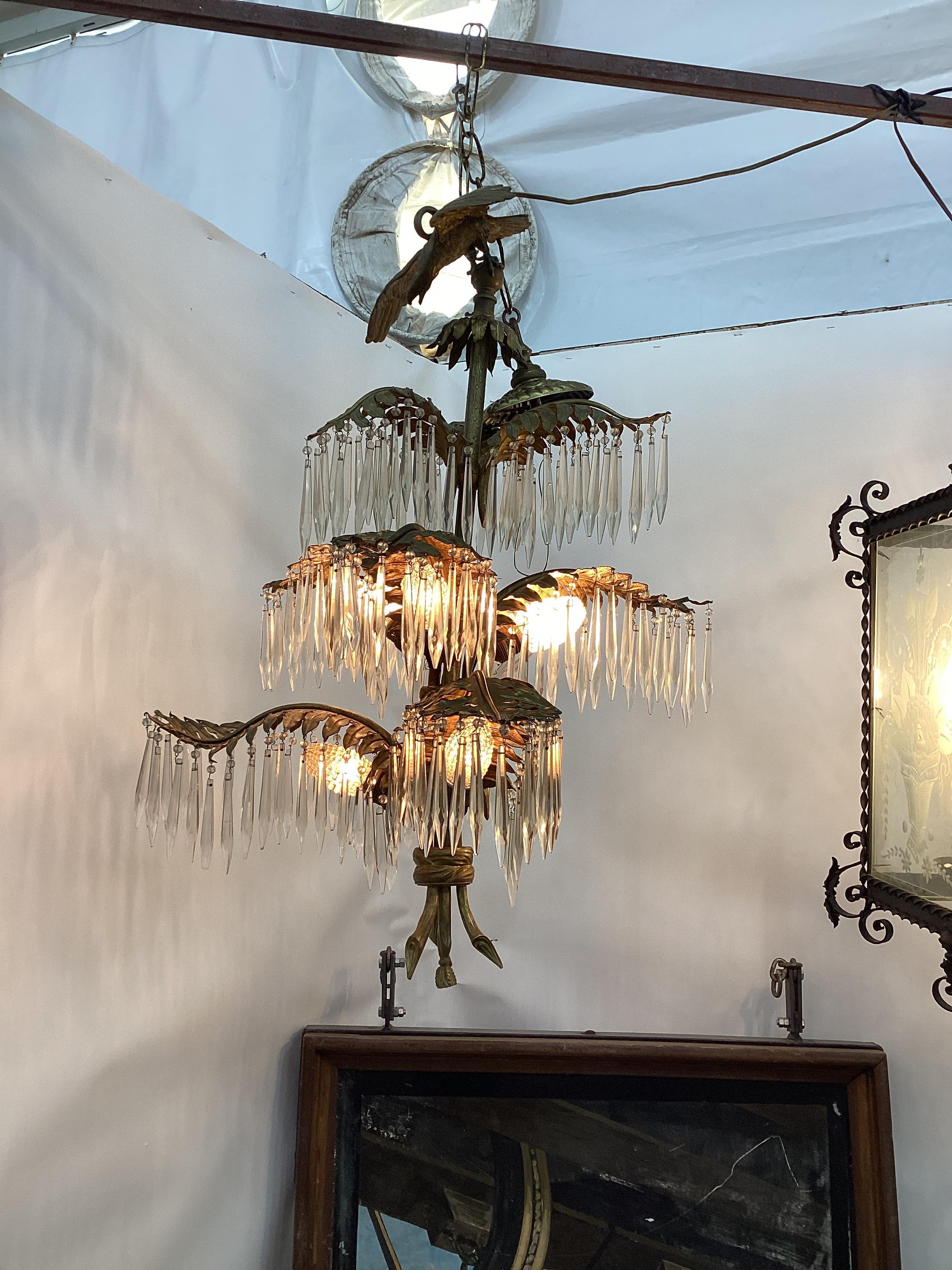 Lustre français ancien de style Hollywood Regency en bronze doré et cristal en vente 8