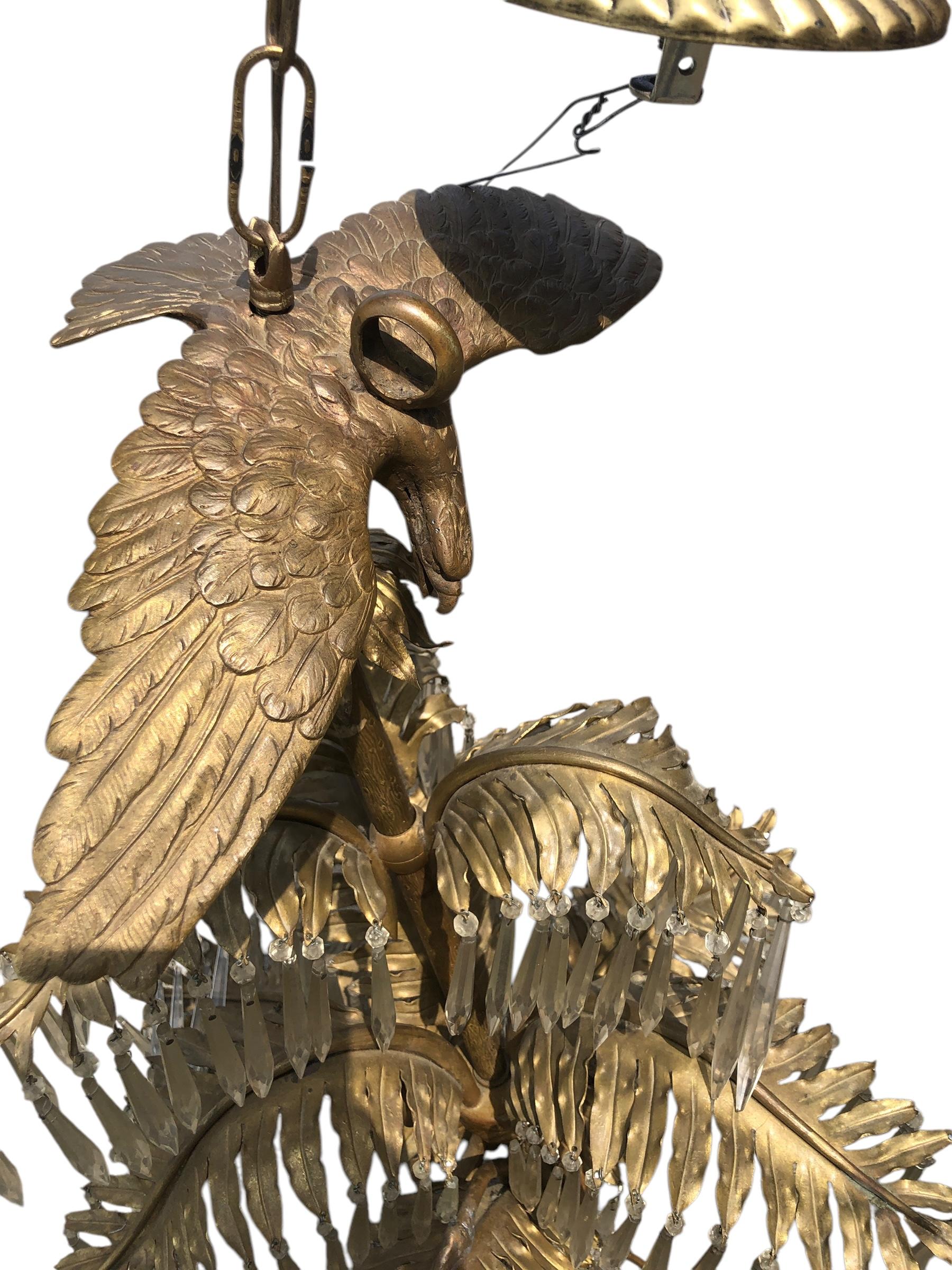 Français Lustre français ancien de style Hollywood Regency en bronze doré et cristal en vente