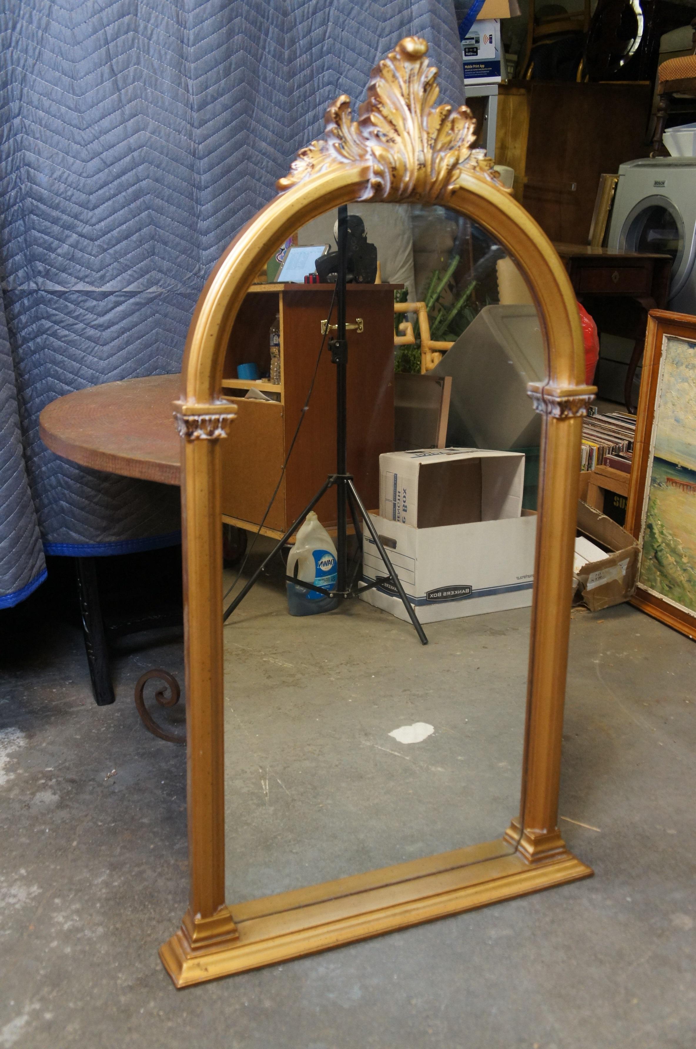 Miroir de cheminée à feuilles d'Acanthus arqué et bombé Hollywood Regency 45