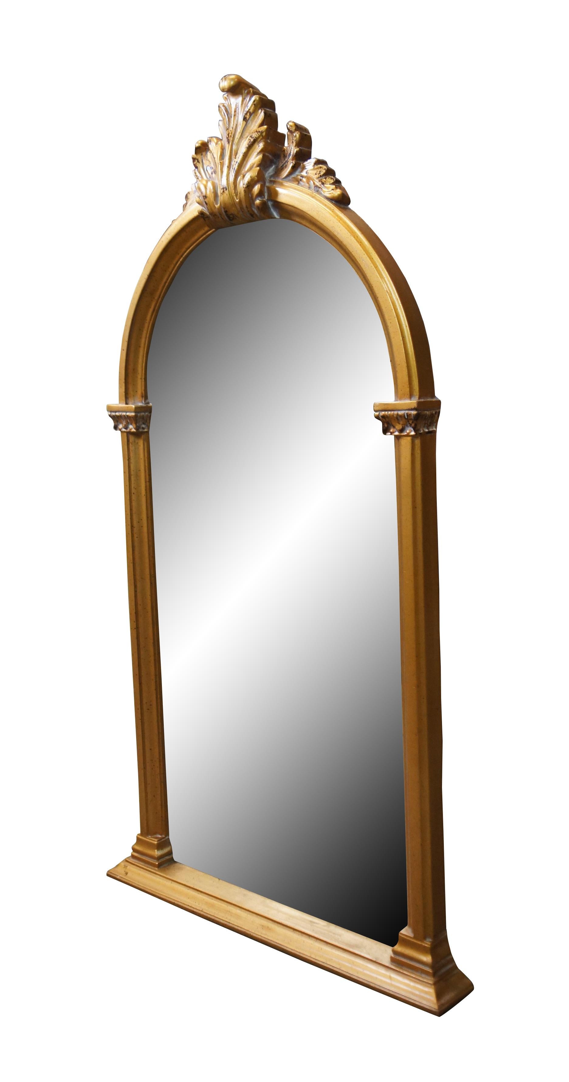 Miroir de cheminée à feuilles d'Acanthus arqué et bombé Hollywood Regency 45