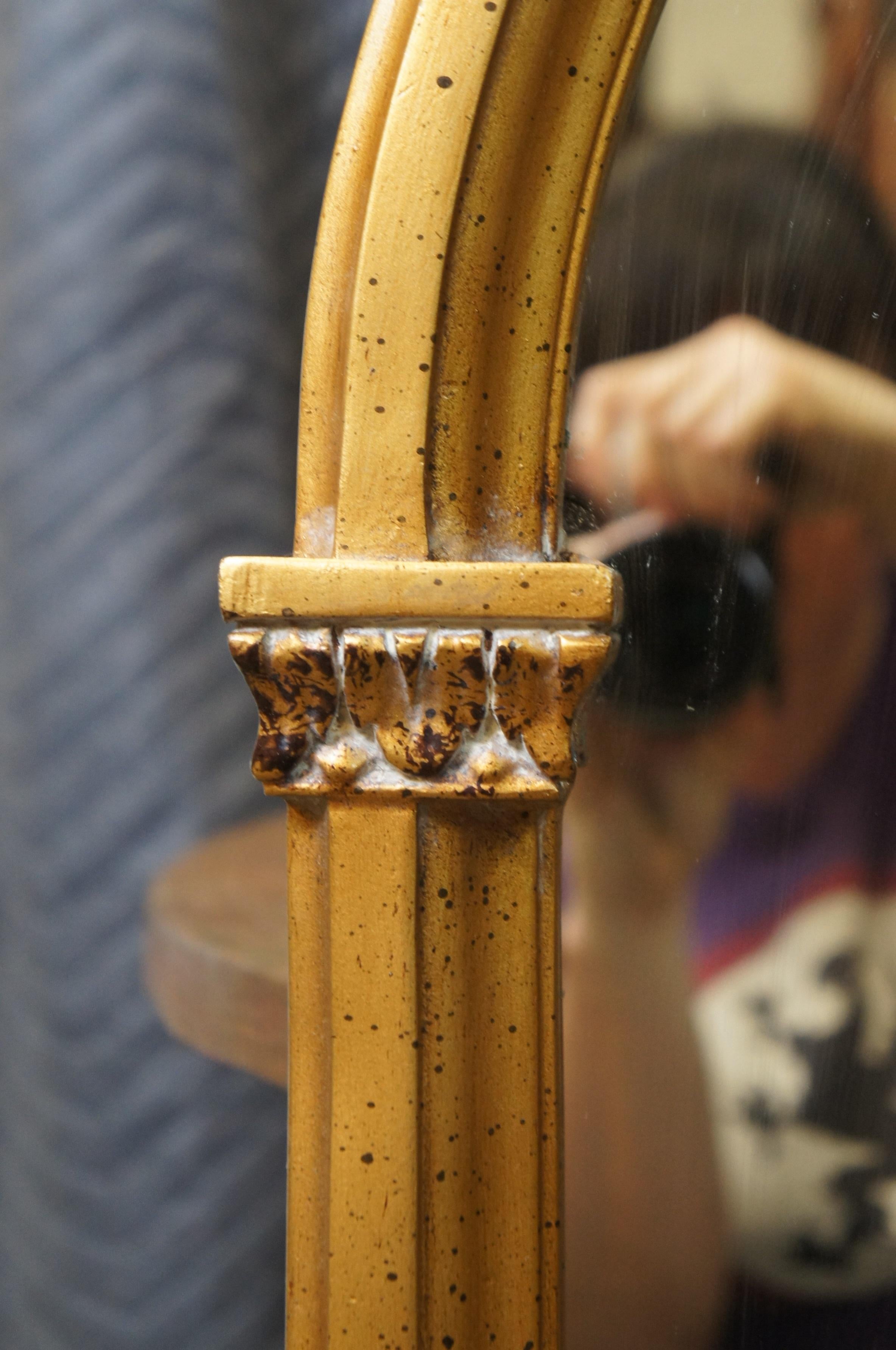 Miroir de cheminée à feuilles d'Acanthus arqué et bombé Hollywood Regency 45