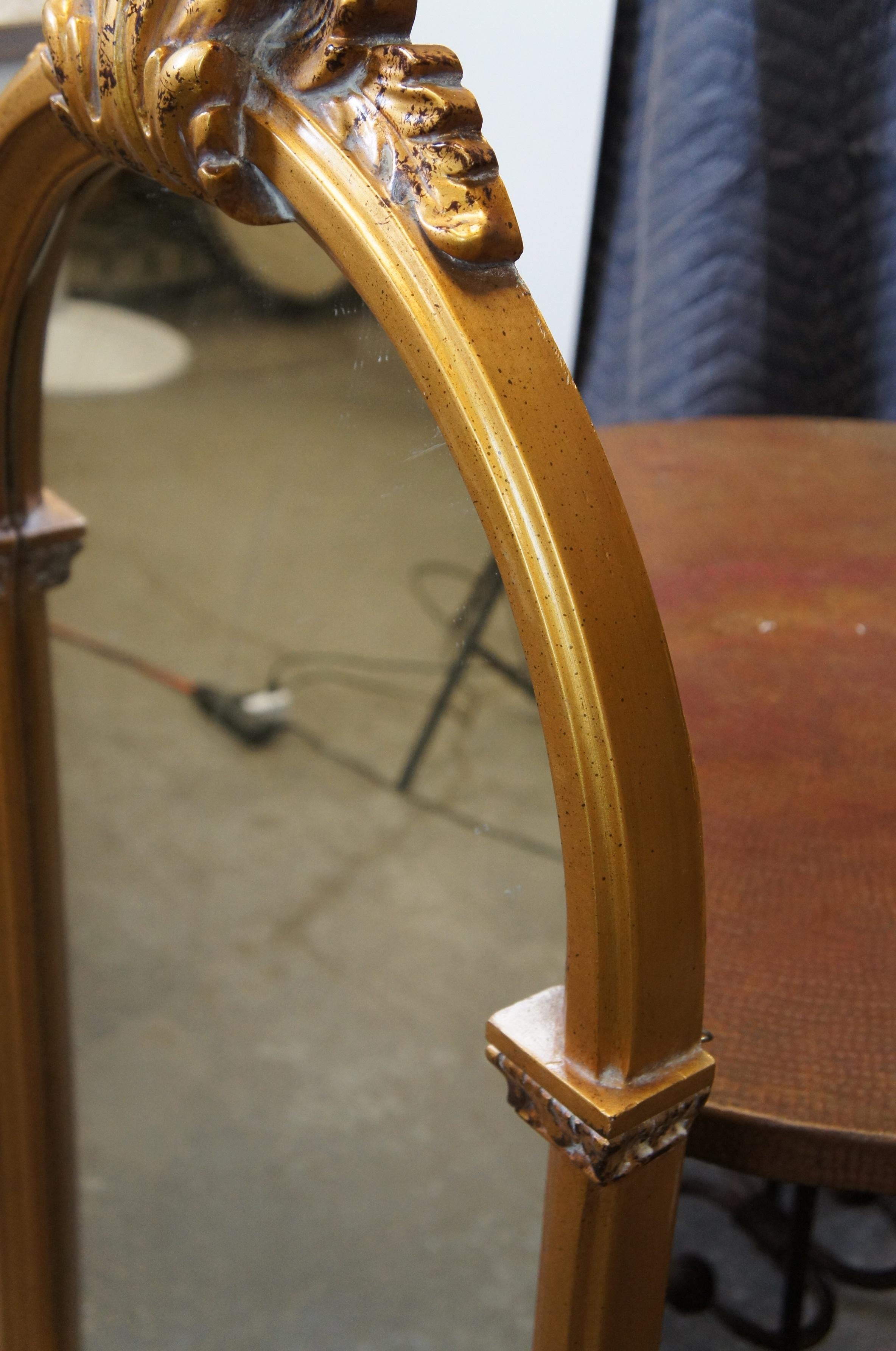 Miroir de cheminée à feuilles d'Acanthus arqué et bombé Hollywood Regency 45