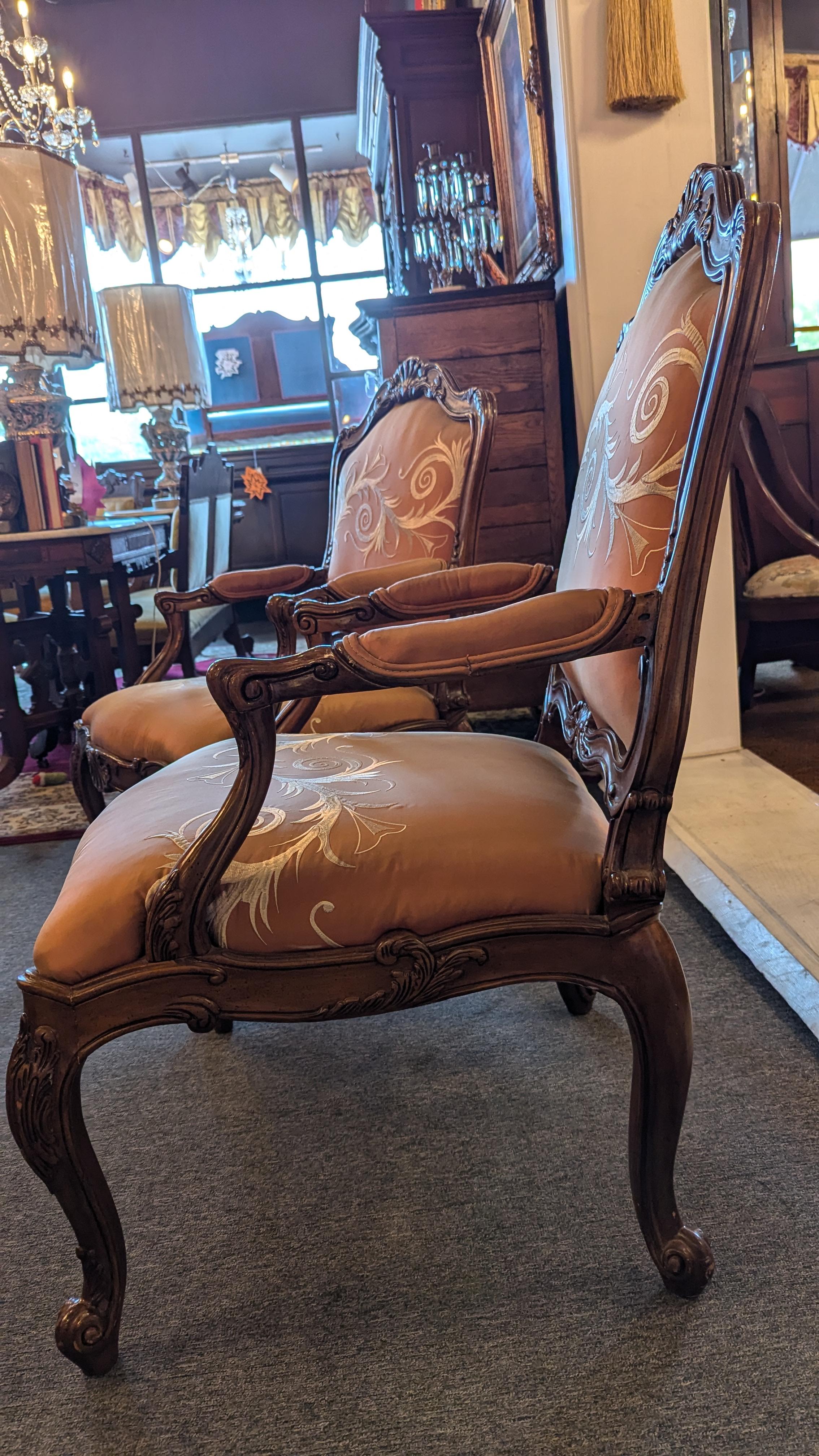 Paire de fauteuils Hollywood Regency en vente 3