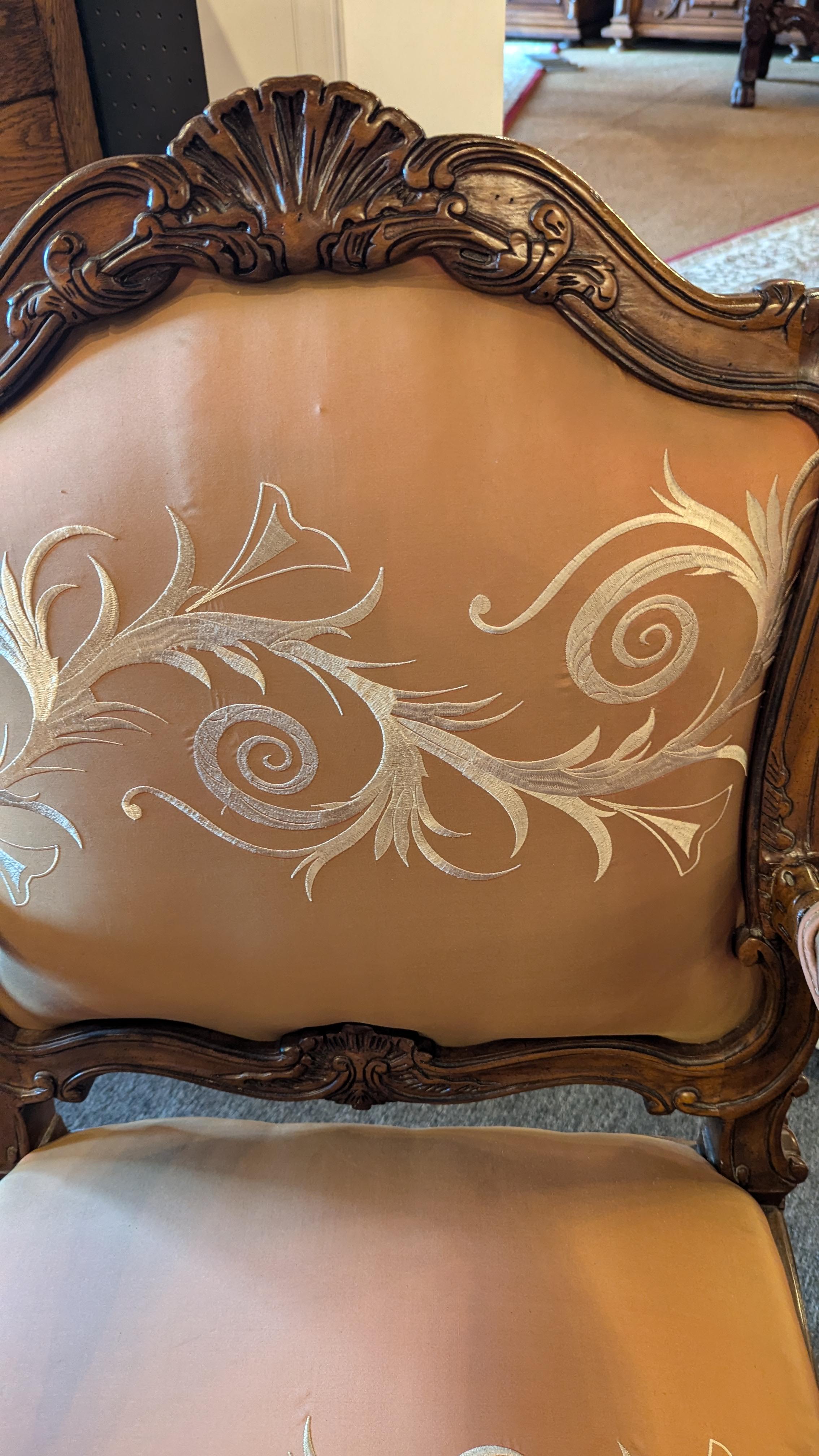 20ième siècle Paire de fauteuils Hollywood Regency en vente