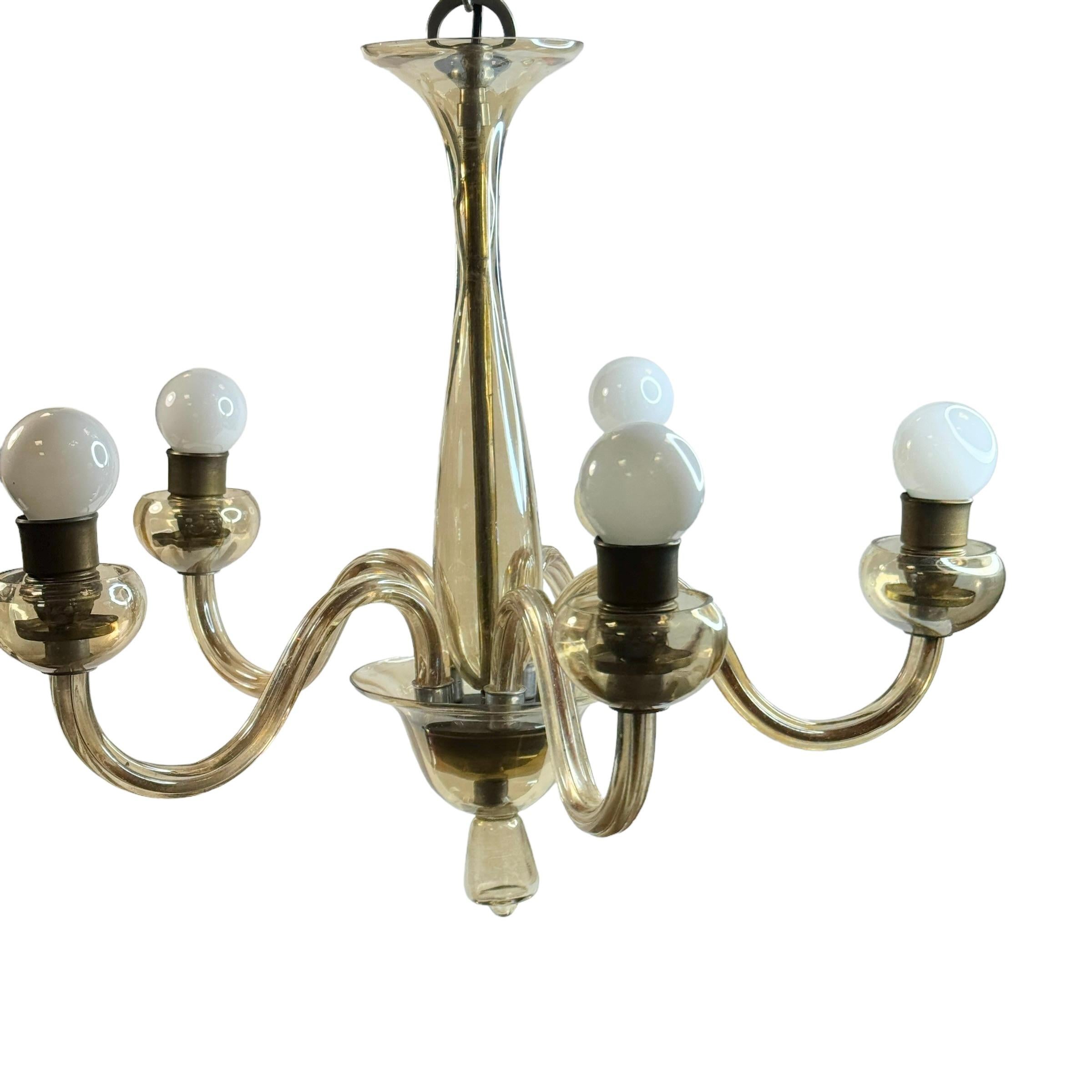 Un lampadario stupendo e bellissimo. Realizzato a Murano, in Italia, intorno agli anni '30 o più vecchio. Il lampadario richiede cinque lampadine europee E27 / 110 Volt Edison, ciascuna con una potenza massima di 100 watt. È in condizioni originali,