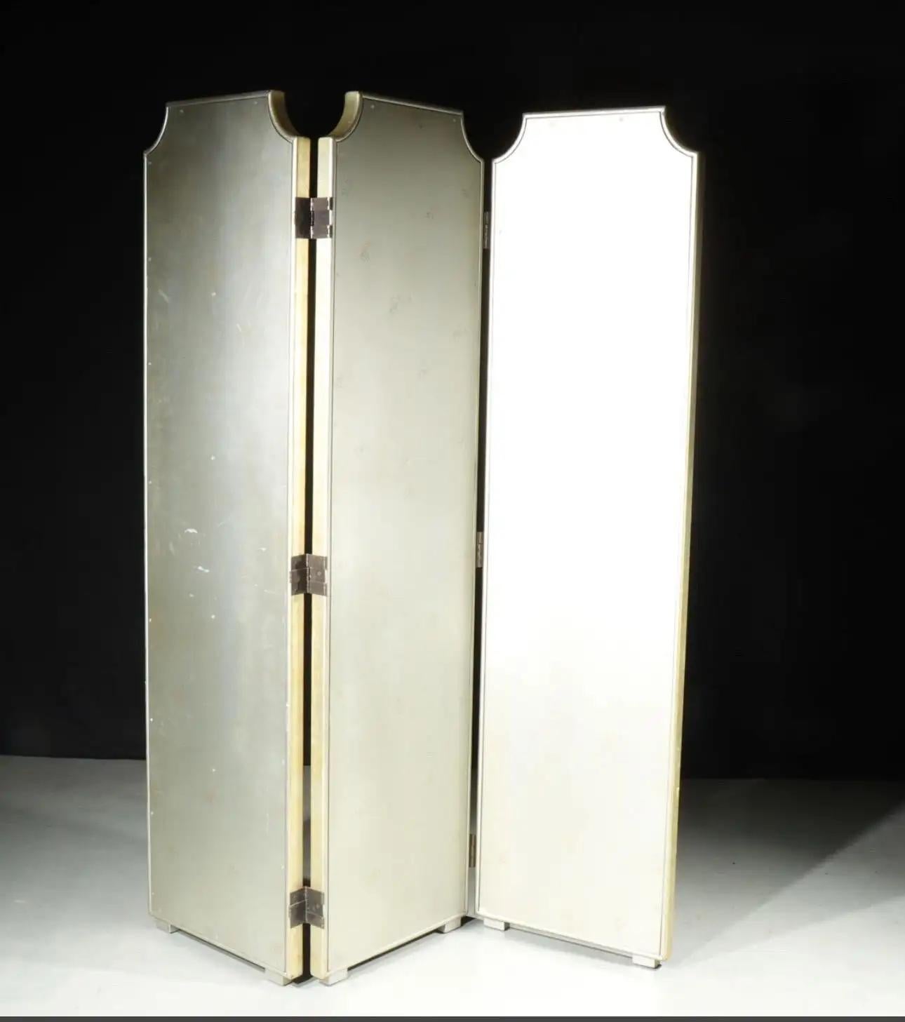 Hollywood Regency Art Deco Mirrored 3 Panel Folding Screen

Teilen Sie Ihren Raum mit dieser einzigartigen verspiegelten und abgeschrägten Faltwand. Die Spiegel sind mit kreisförmigen, in die Oberfläche eingelassenen Kristallstücken verkleidet.