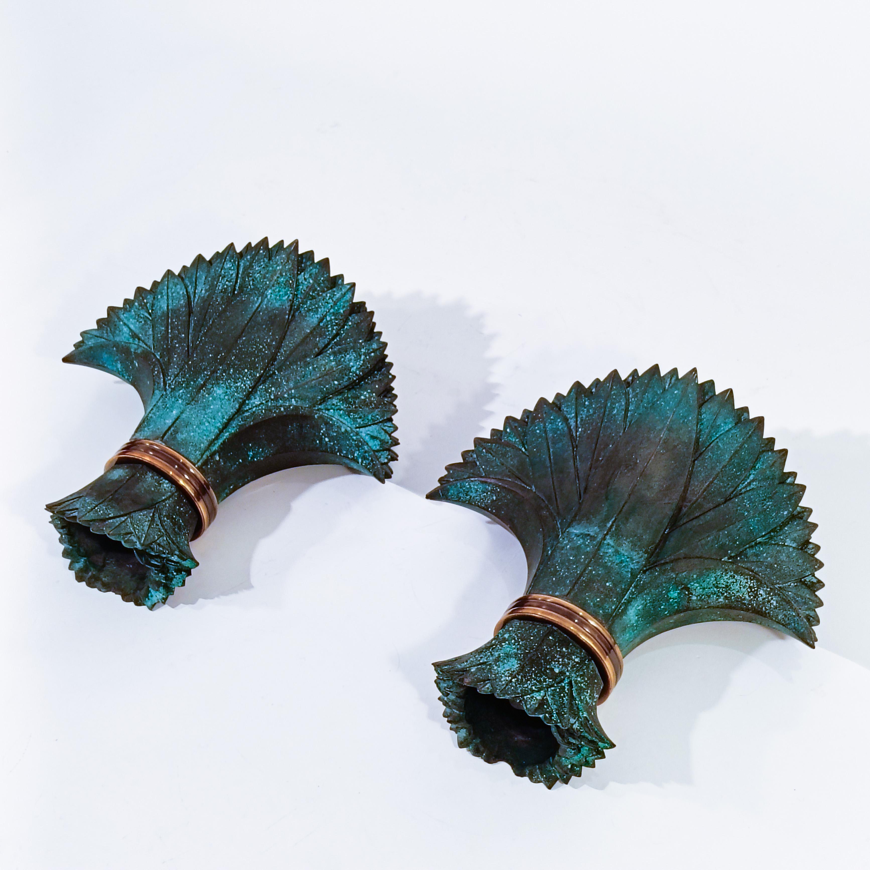 Pareja de apliques de renacimiento Hollywood Regency y Art Decó de Mariner S.A., España, años 60. Fabricado en inyección de alta densidad  y resina moldeada con forma de hojas de palmera en ramillete, y pintada a mano en tonos verde agua. Detalles