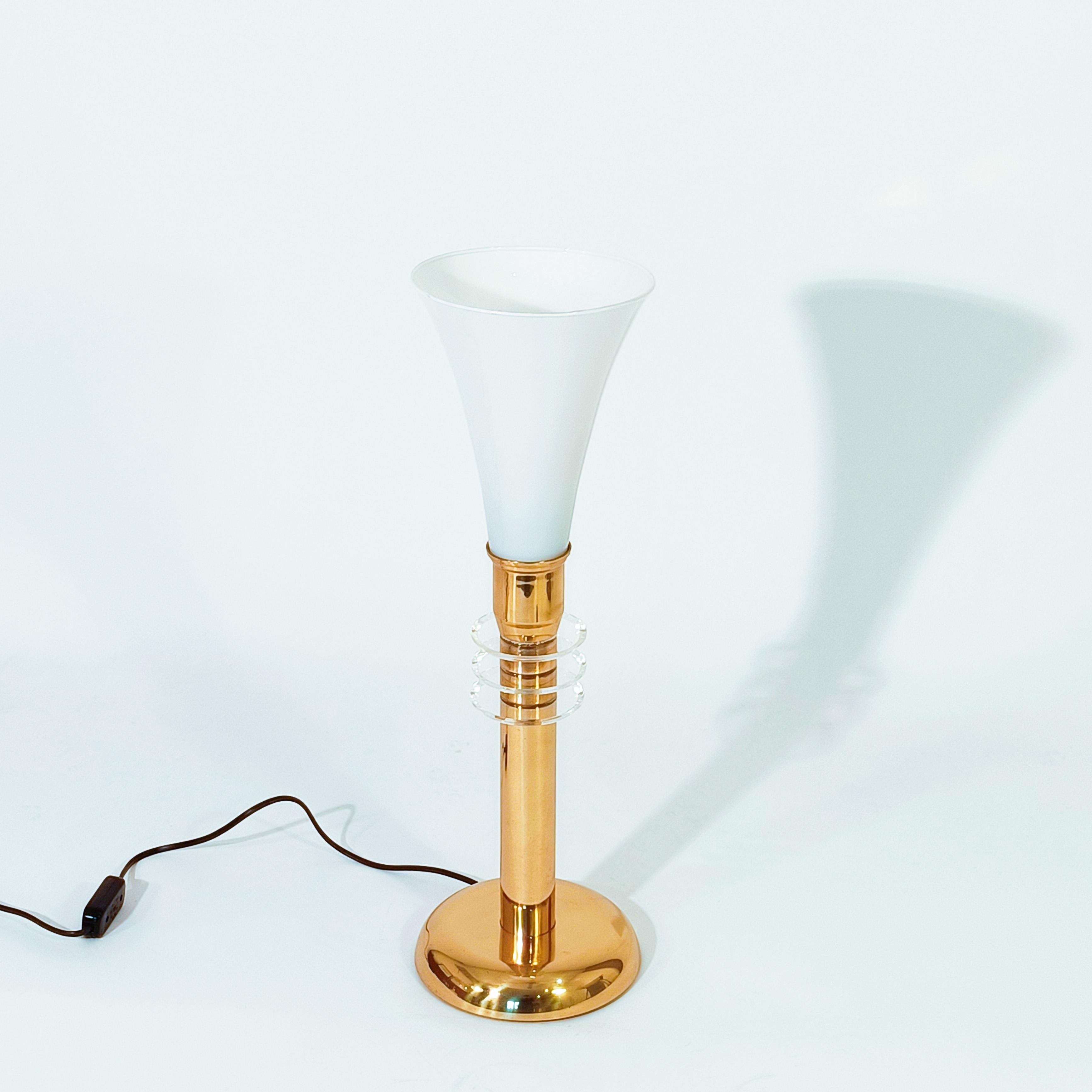Lámpara de mesa Hollywood Regency de Paul Hanson, EE.UU., década de 1970. Estructura en forma de antorcha de metal cromado dorado y latón con un difusor superior de cristal de Murano soplado a mano de color blanco, y 3 discos de lucita como