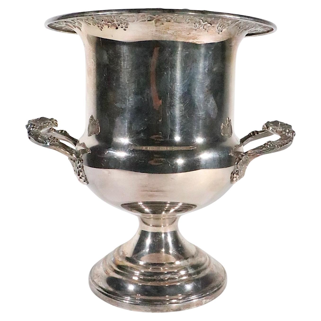 Klassischer Silver Plate Champagner, Eiskübel, Weinkühler. Dieses Stück im Hollywood-Regency- und Art-Déco-Stil, mit repoussierten Verzierungen und  Griffe. Das Stück ist in sehr gutem, originalem, sauberem Zustand, frei von Beschädigungen oder