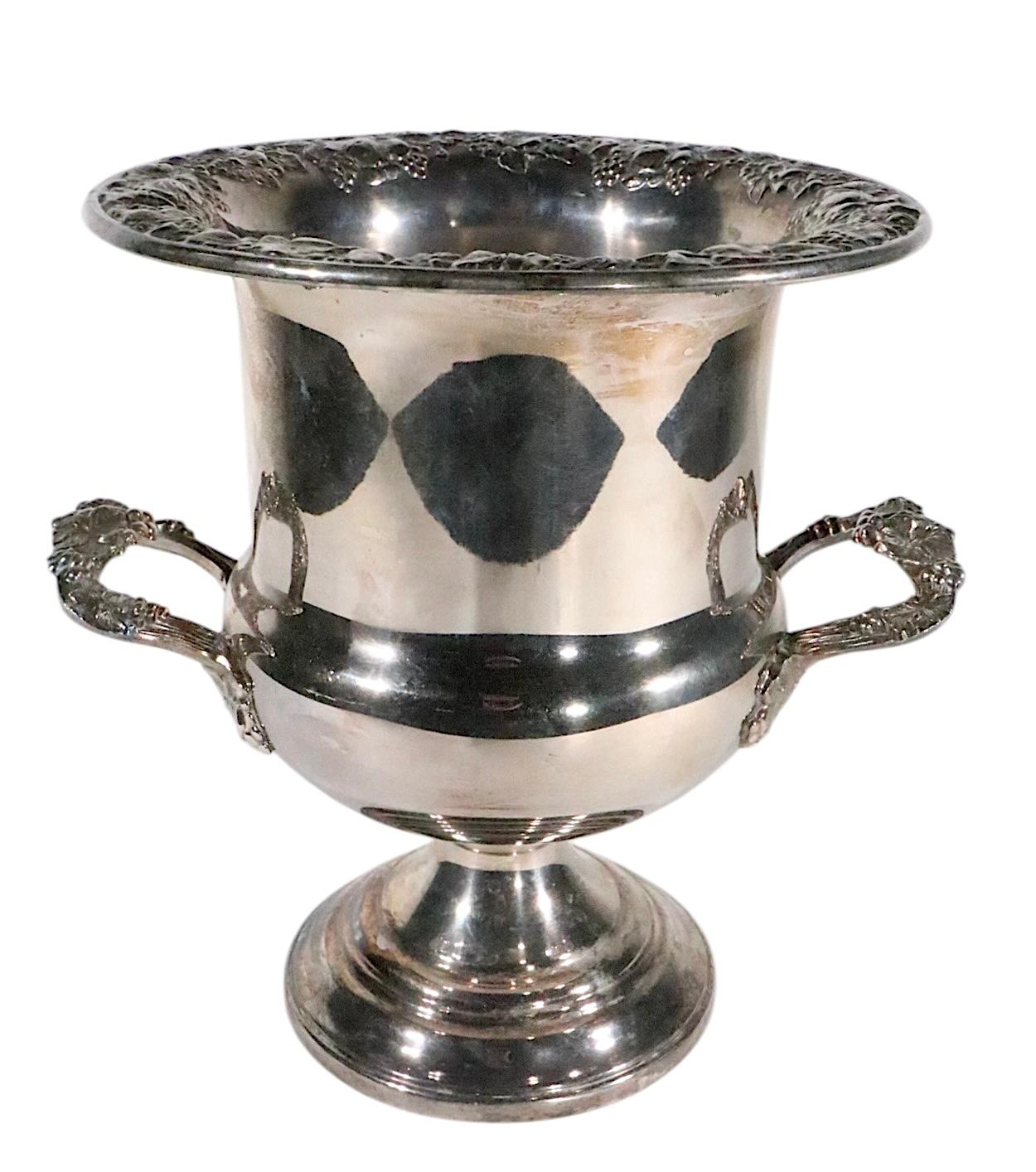 Hollywood Regency Art Deco versilberter Champagner-Eiskübel von Sheridan im Zustand „Gut“ im Angebot in New York, NY