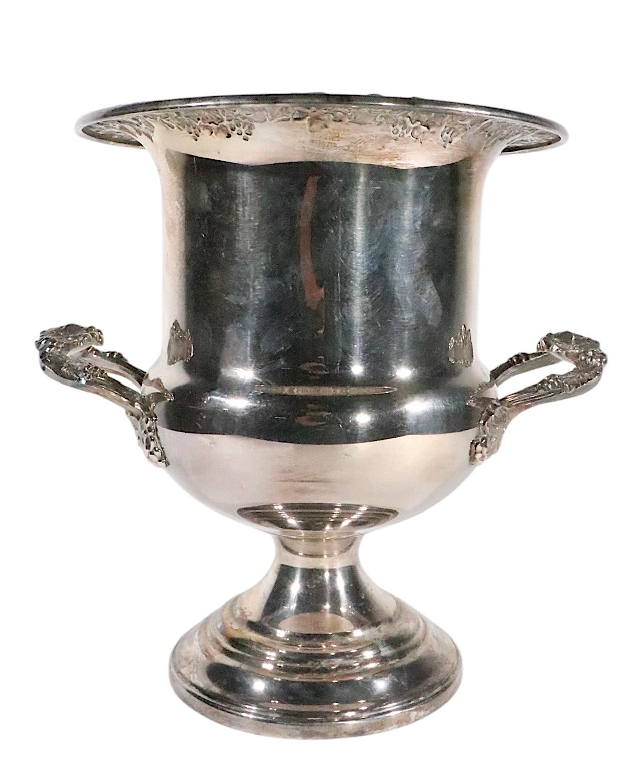 Hollywood Regency Art Deco versilberter Champagner-Eiskübel von Sheridan (20. Jahrhundert) im Angebot