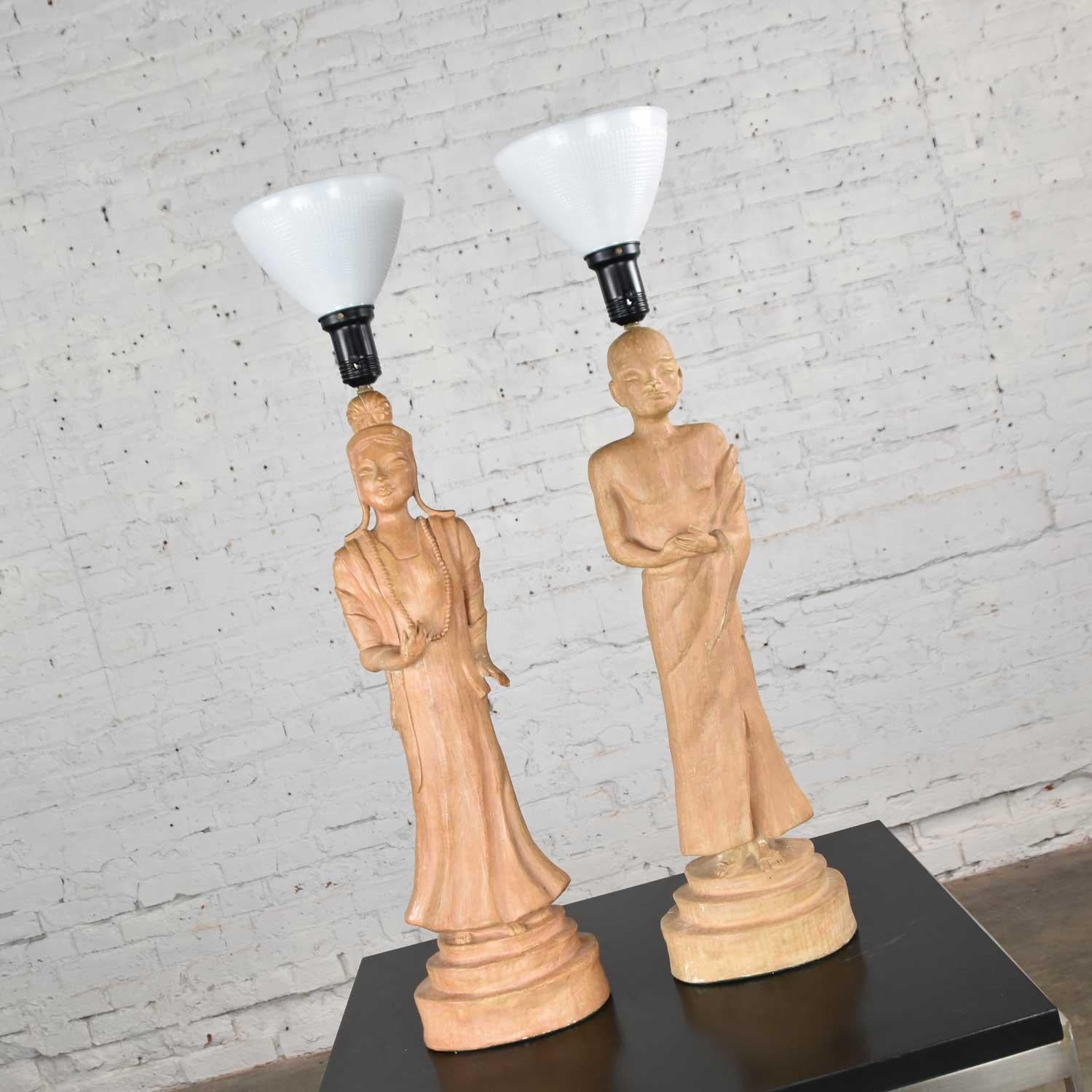 Sconosciuto Lampade figurative asiatiche Hollywood Regency, stile James Mont, con paralume conico nero in vendita