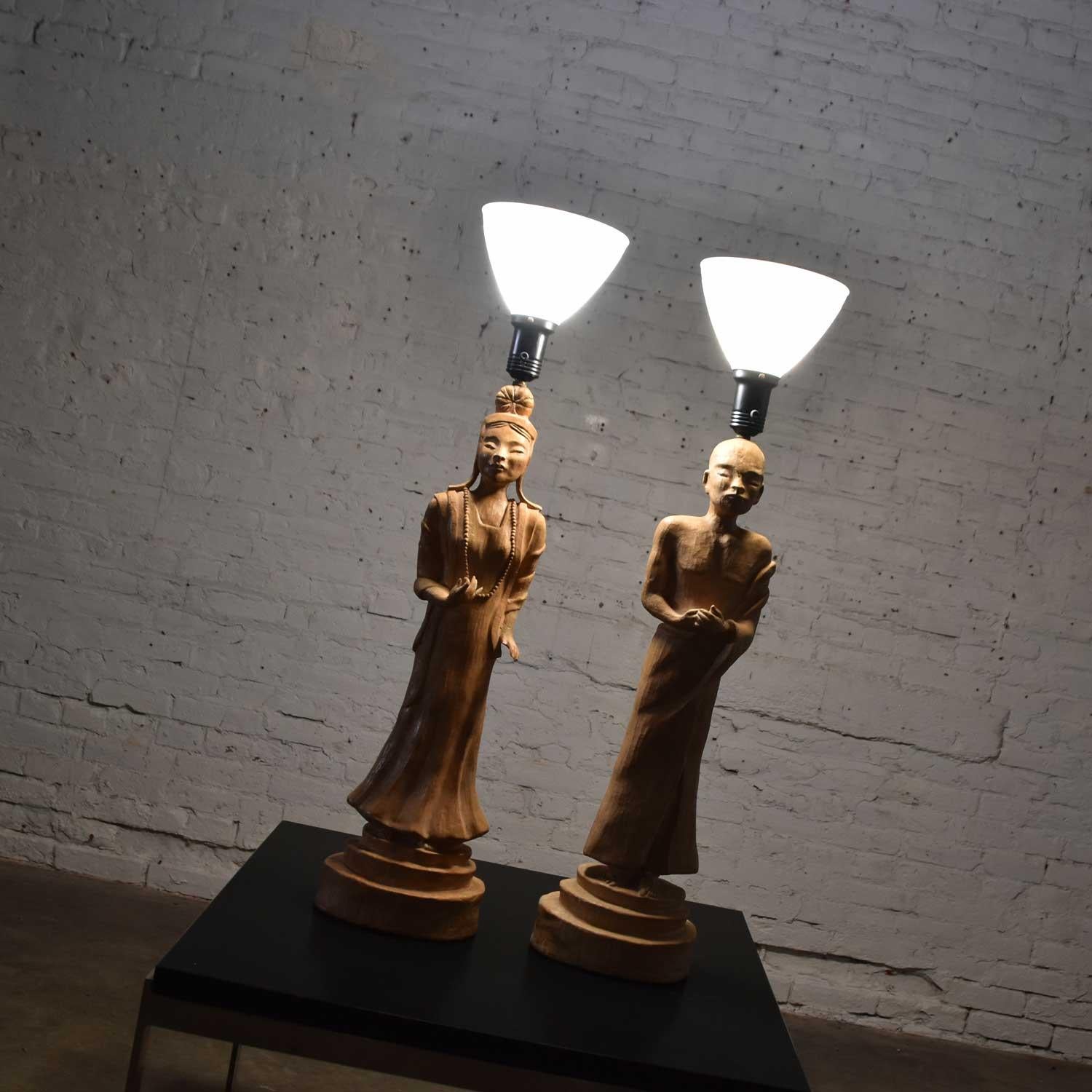 Laiton Hollywood Regency Asian Figural Lamps Style of James Mont w/ Black Tapered Shade en vente