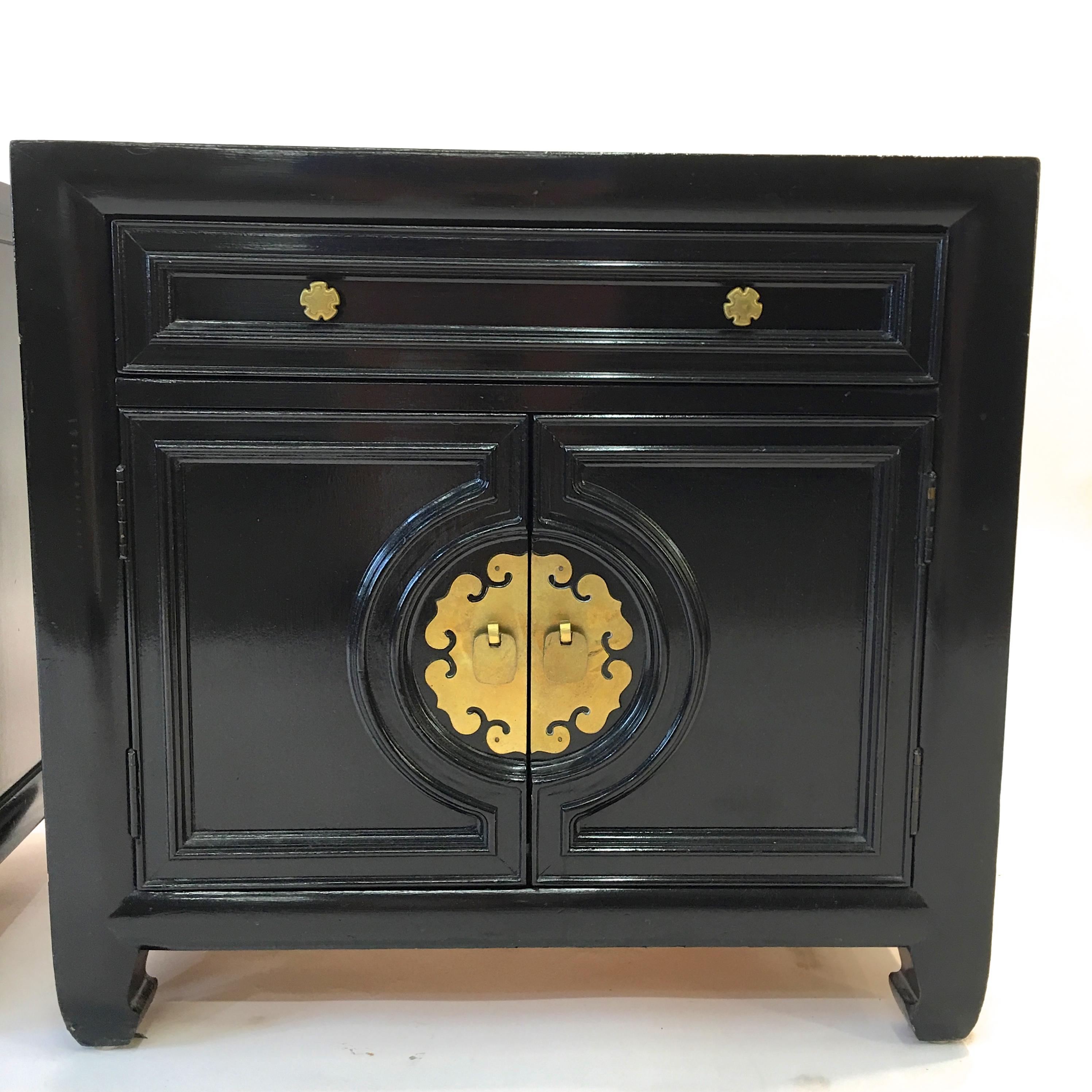 Hollywood Regency Asian Modern Motif Pair of Nightstands by Century Furniture In Good Condition In Hanover, MA