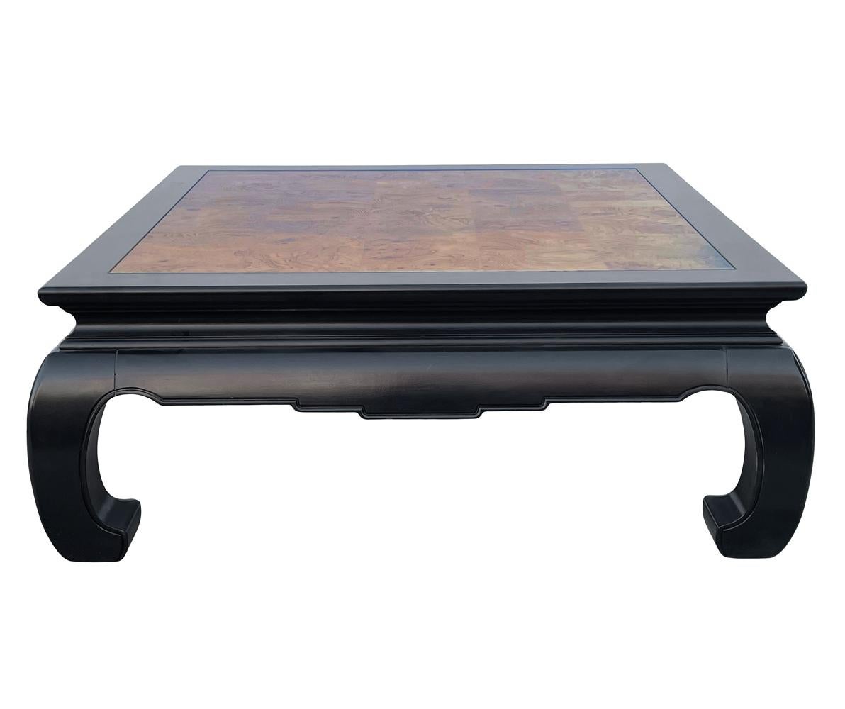 Une belle table basse asiatique moderne des années 1970. Il se caractérise par une laque noire avec du bois de ronce incrusté. État très propre et prêt à l'emploi.