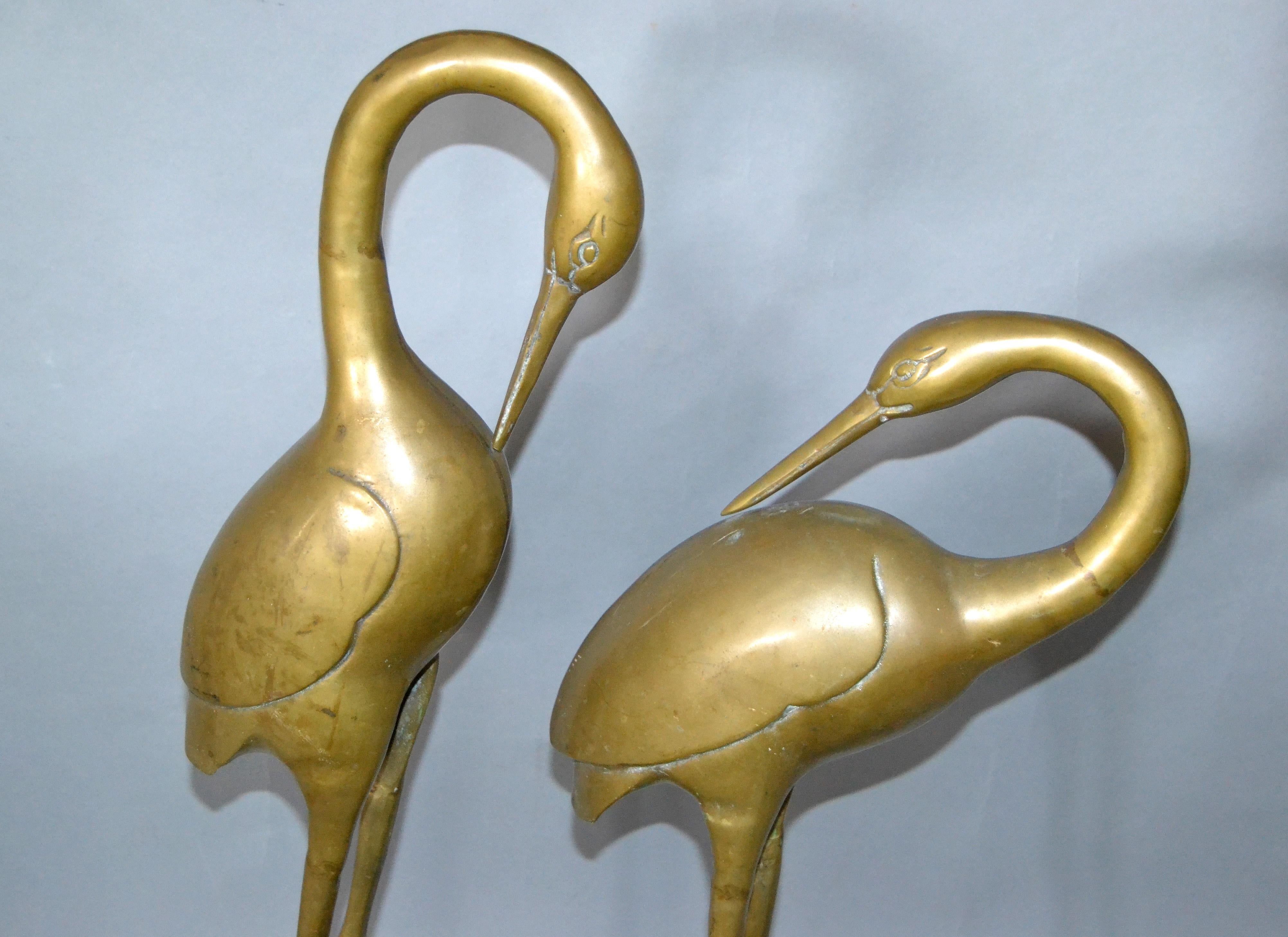 Paire de sculptures de grues en bronze d'inspiration asiatique sur des bases en marbre gris. 
Pas de marques. 
Peut être utilisé à l'intérieur et à l'extérieur.