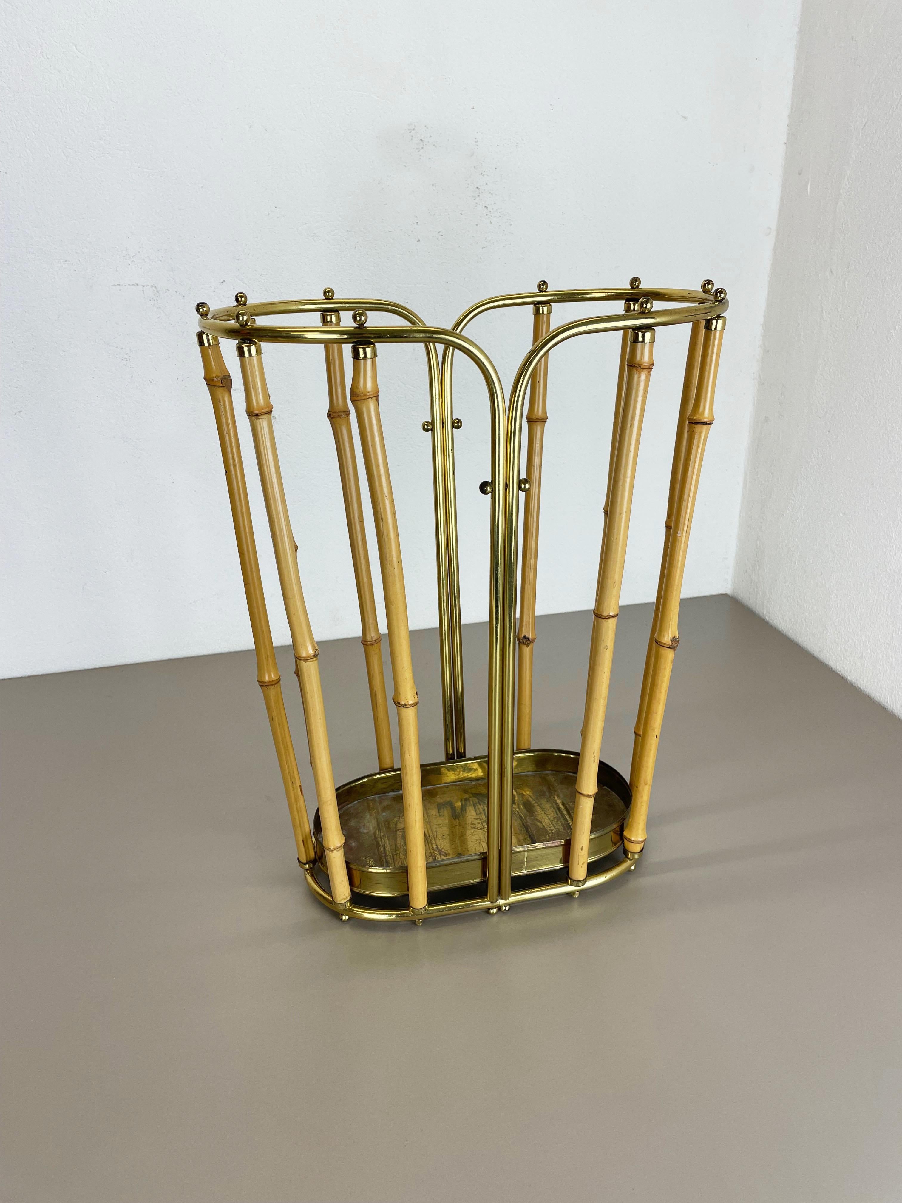 Article:

Umbrella stand Hollywood Regency.


Origin:

Austria


Age:

1950s


This original vintage Hollywood Regency umbrella Stand was produced in the 1950s in Austria. it is made of solid metal aluminium with brass applications at