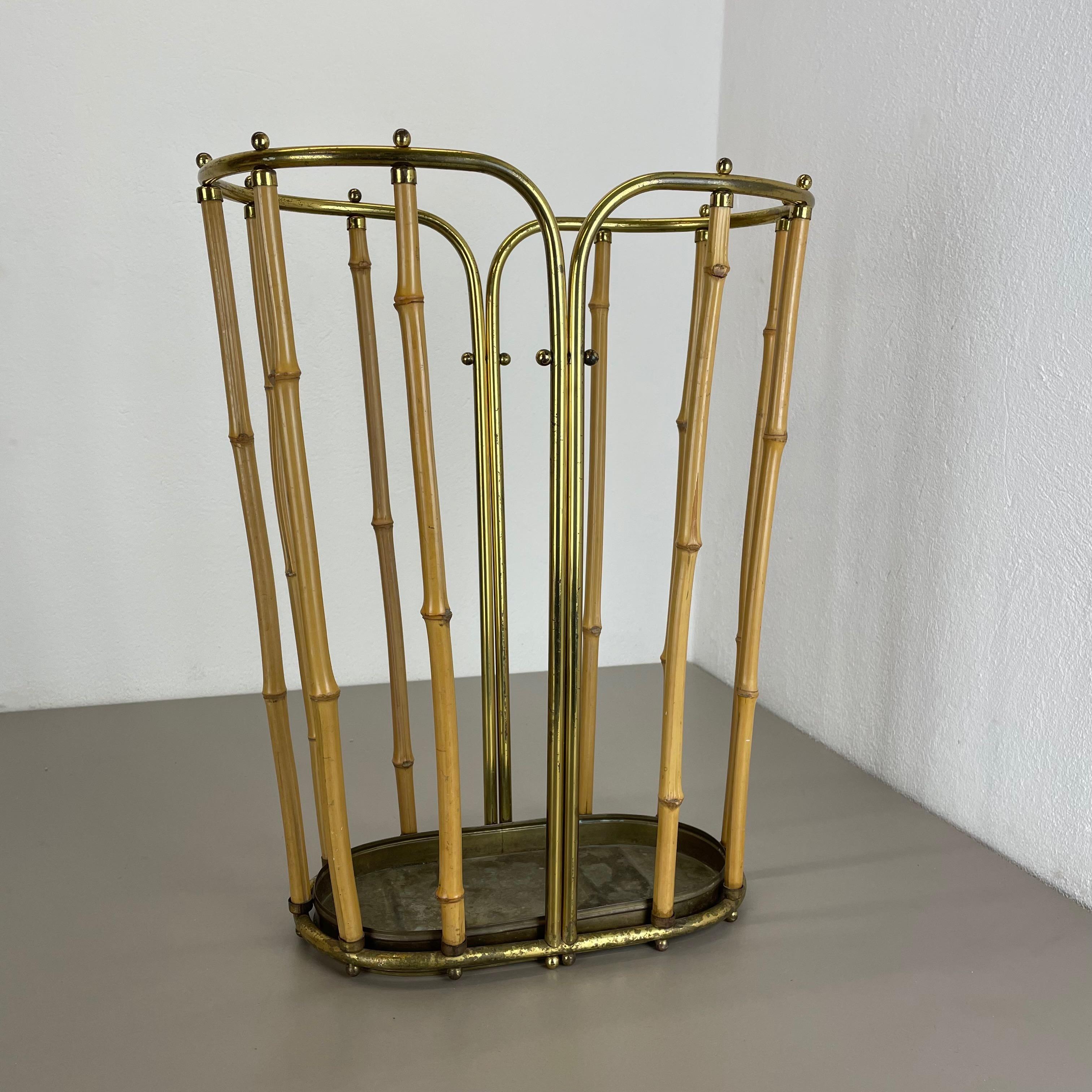Article:

Umbrella stand Hollywood Regency.


Origin:

Austria


Age:

1950s


This original vintage Hollywood Regency umbrella Stand was produced in the 1950s in Austria. It is made of solid metal aluminium with brass applications at