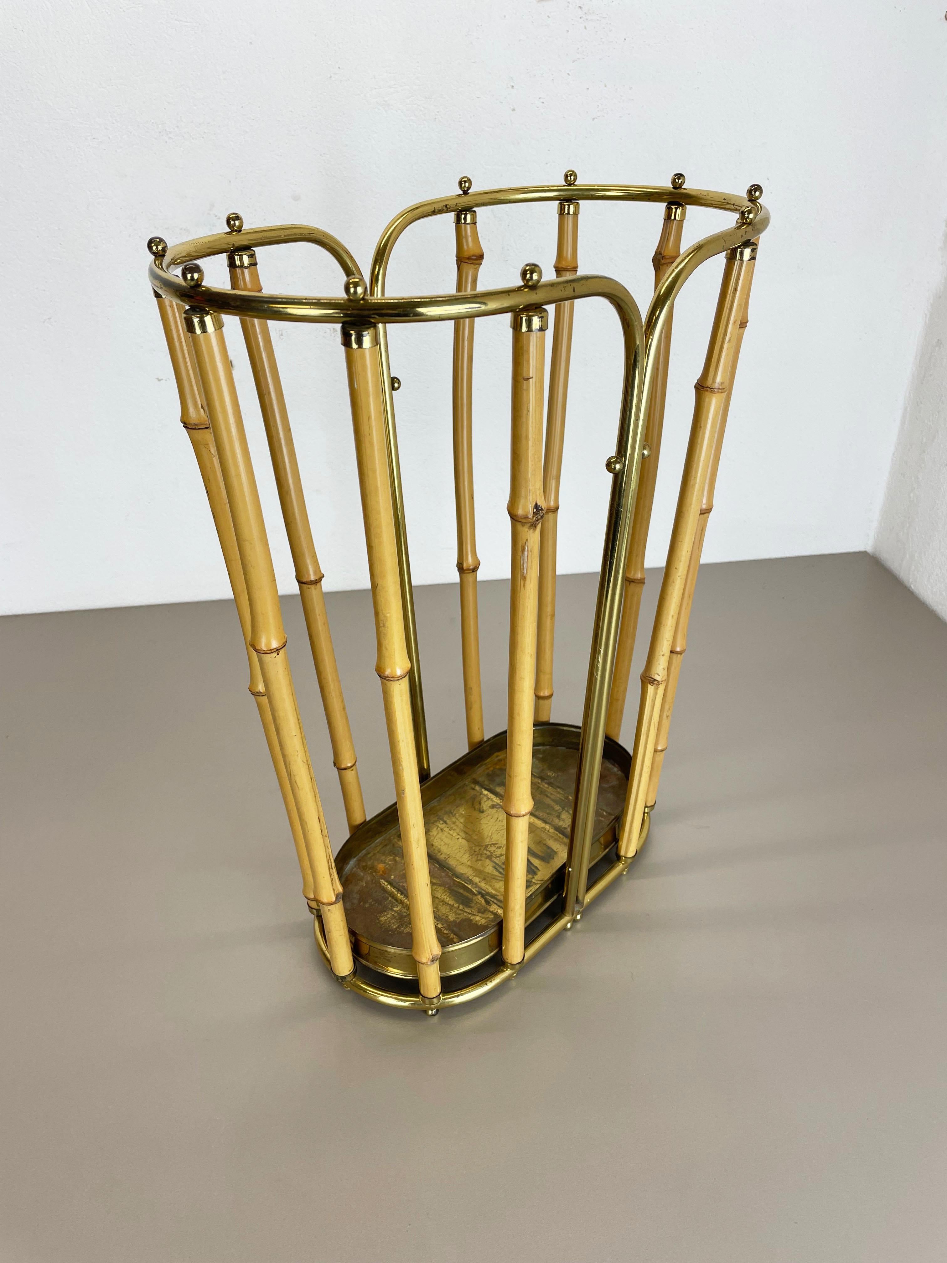 Hollywood Regency Auböck Style Brass Bamboo Umbrella Stand, Austria, 1950s In Good Condition For Sale In Kirchlengern, DE