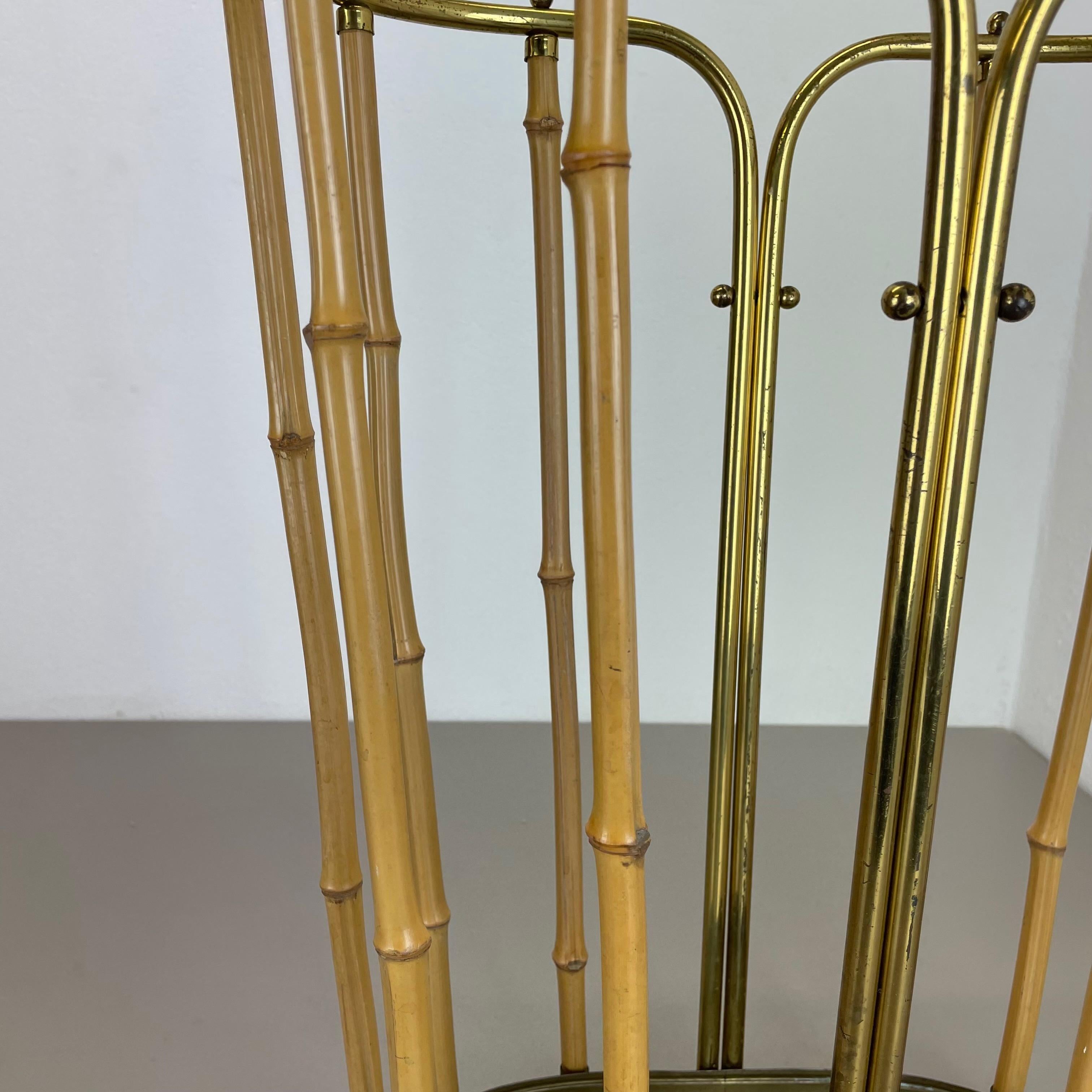 Hollywood Regency Auböck Style Brass Bamboo Umbrella Stand, Austria, 1950s In Good Condition For Sale In Kirchlengern, DE