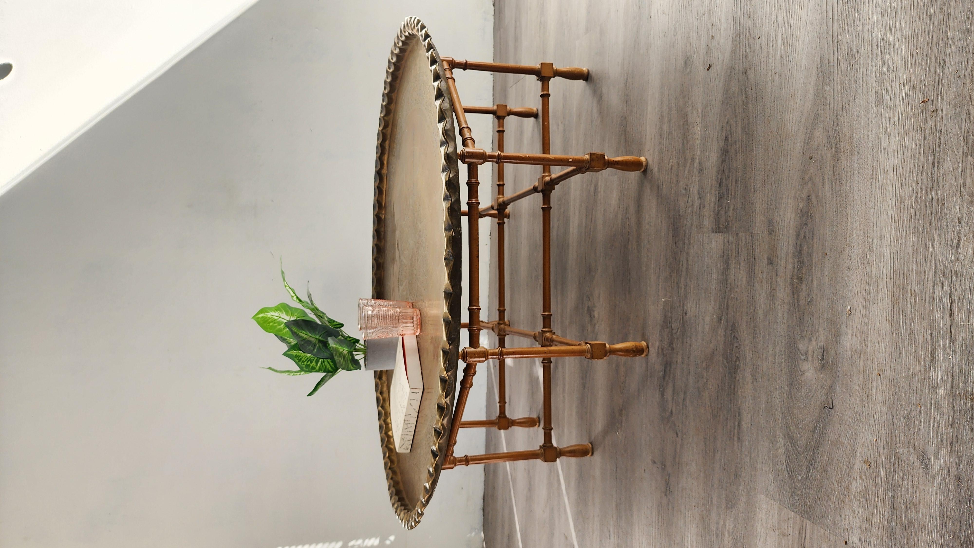 Cette table basse unique combine la base en faux bambou en bois fruitier qui fait la réputation de Baker Furniture avec un magnifique plateau en laiton massif à bord festonné. Ils sont souvent dotés de plateaux en verre, mais les plateaux en laiton
