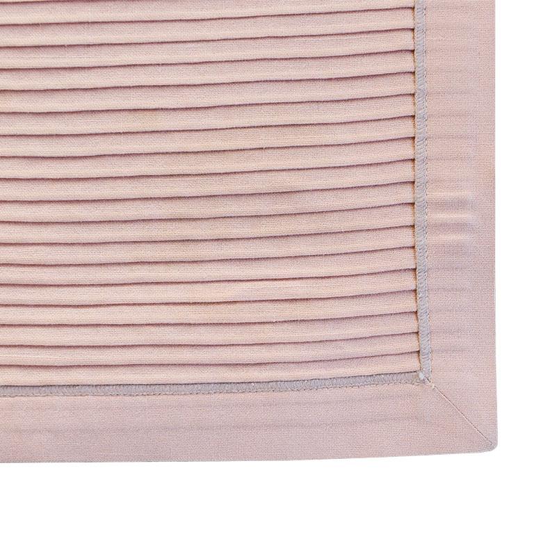 Beautiful set of 6 Hollywood Regency style pink placemats. The center of each placemat features a pleated finish, with a solid matching pink border.

Dimensions:
17