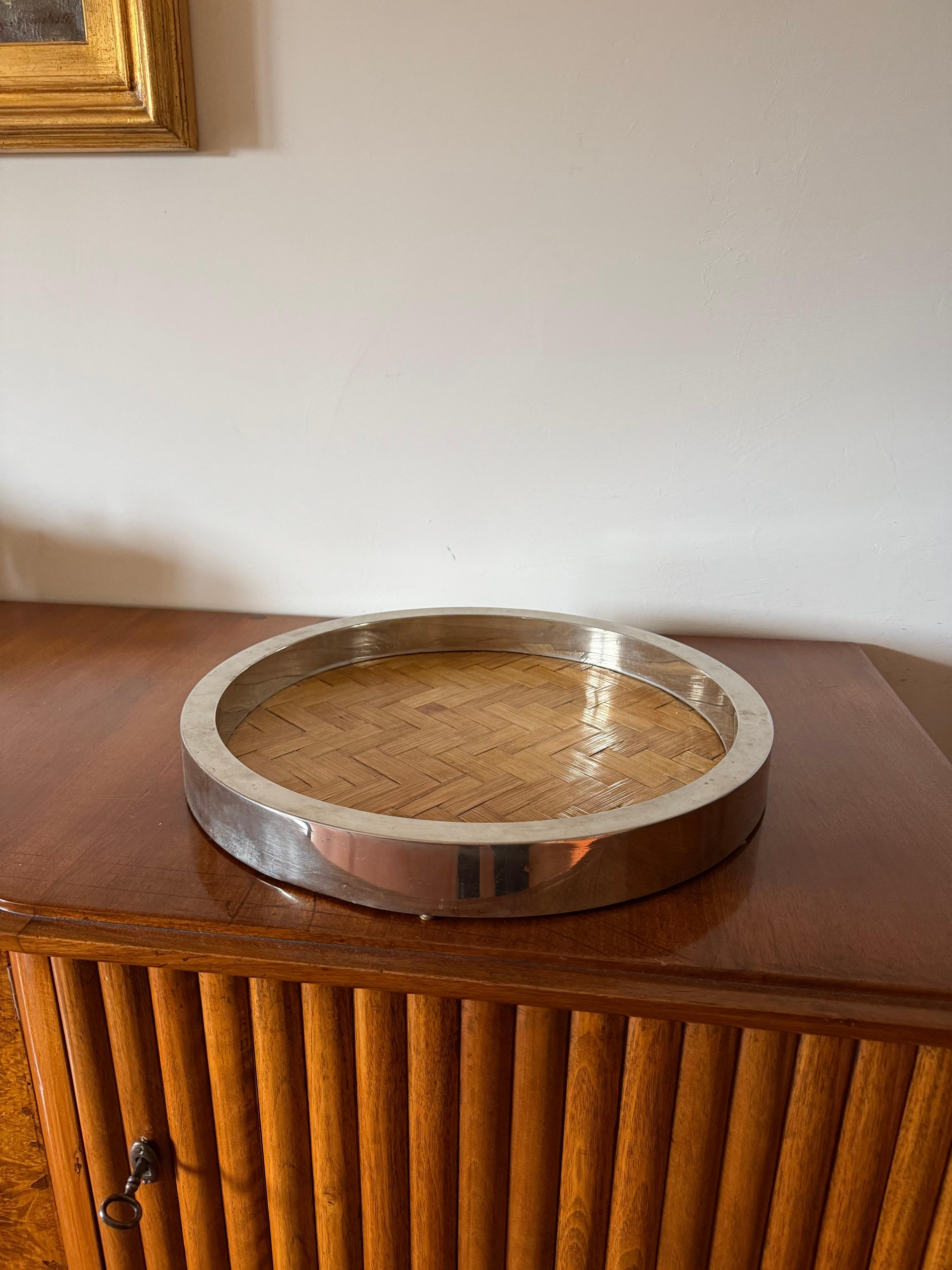 Plateau en bambou et laiton nickelé de style régence hollywoodienne

Italie 1970

H 4,5 cm

40 cm diam.

Condit : excellent, conforme à l'âge et à l'utilisation.