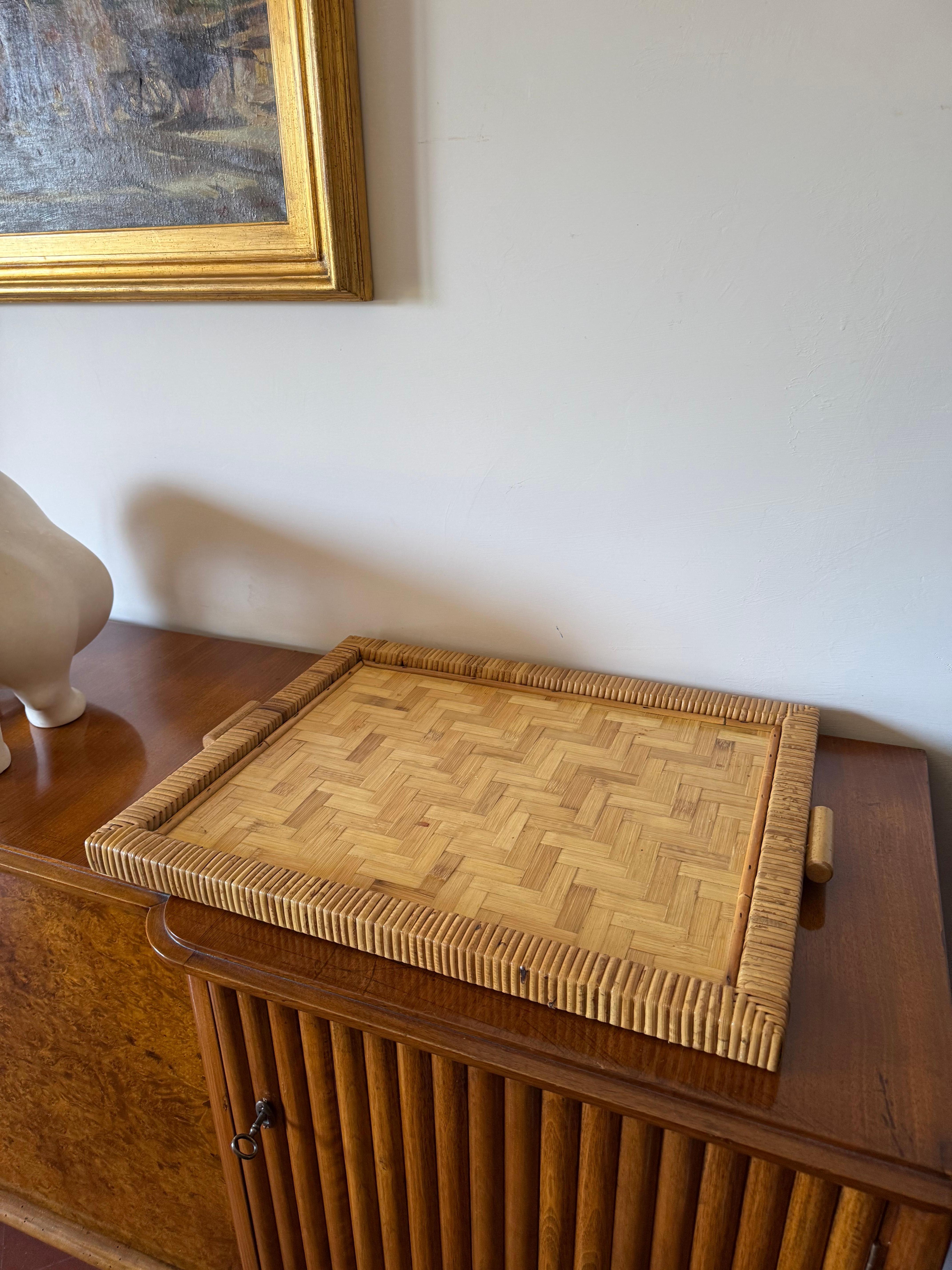 Bandeja de bambú y mimbre Hollywood regency

Italia Años 70

H 3,5 cm

62 × 47 cm

Estado: excelente, acorde con la edad y el uso.