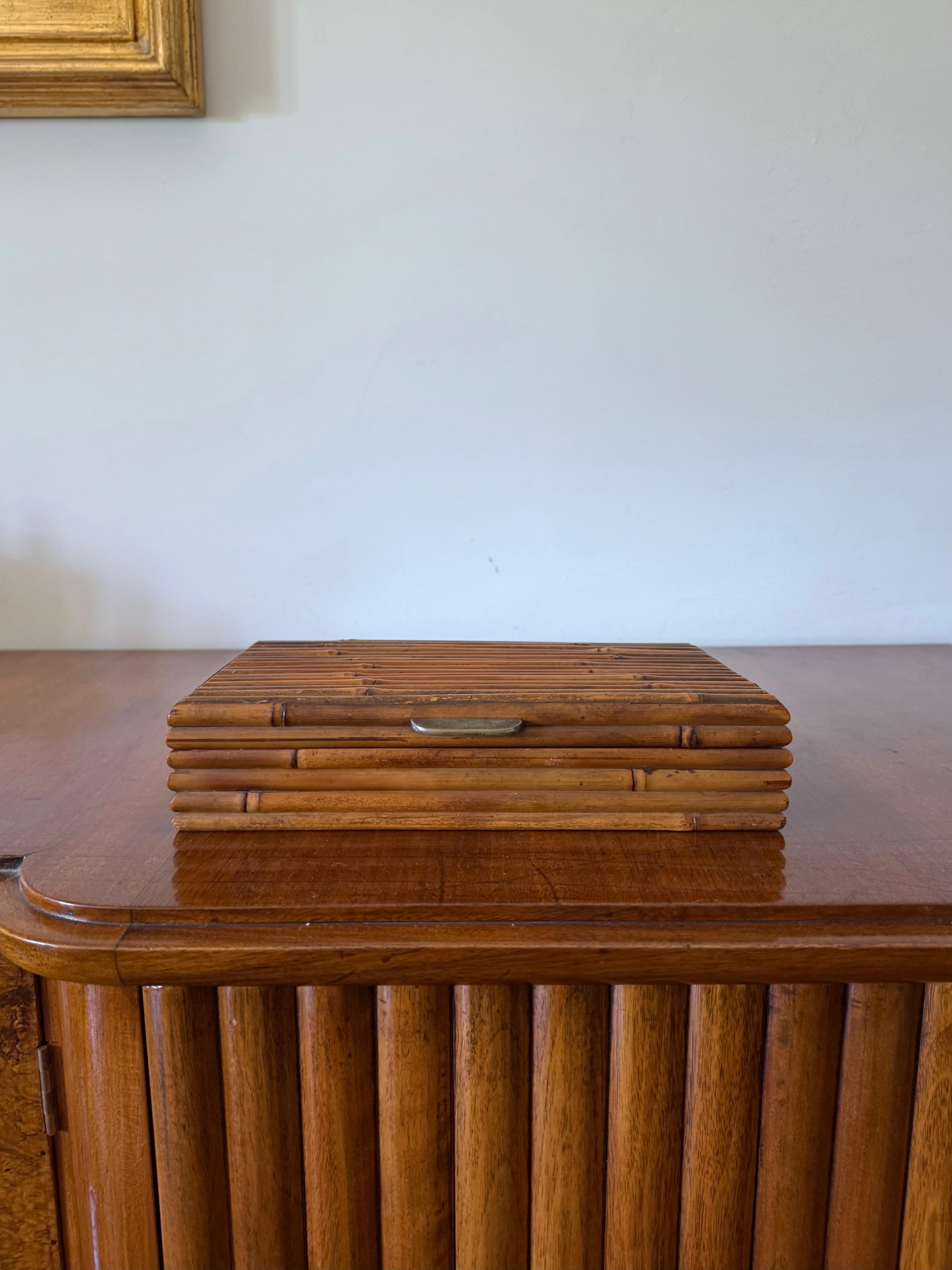 Hollywood regency grissinato bamboo jewelry box

RCM Italy 1970

in the manner of Gabriella Crespi

marked

H 6 cm - 26 × 15.5 cm

Conditions: excellent consistent with age and use.