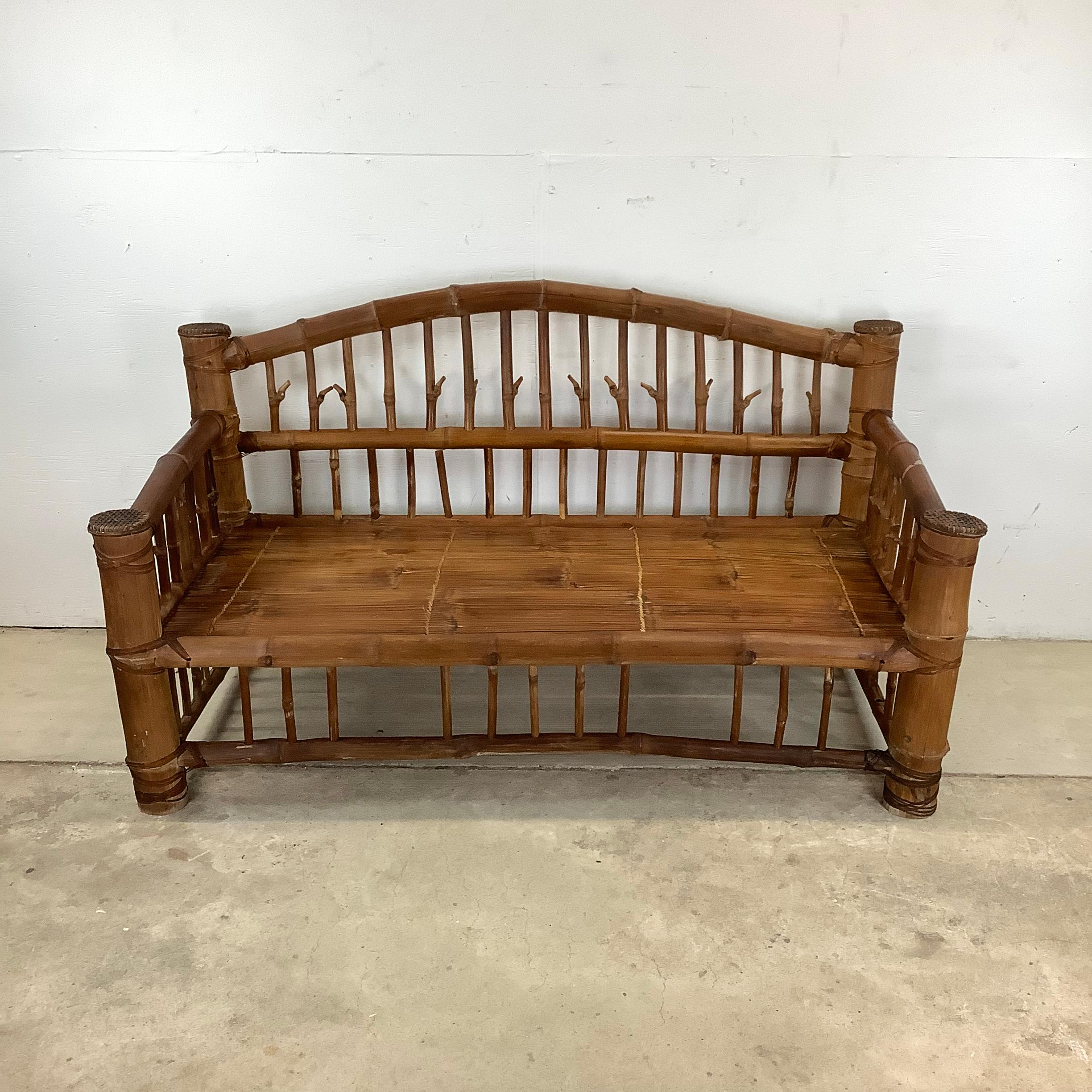 Eleva il tuo spazio abitativo con questo splendido Divano Hollywood Regency in bambù vintage.  un mix perfetto di charme tropicale e design sofisticato. Questo pezzo incarna il glamour e l'eleganza che hanno definito l'era della Hollywood Regency,