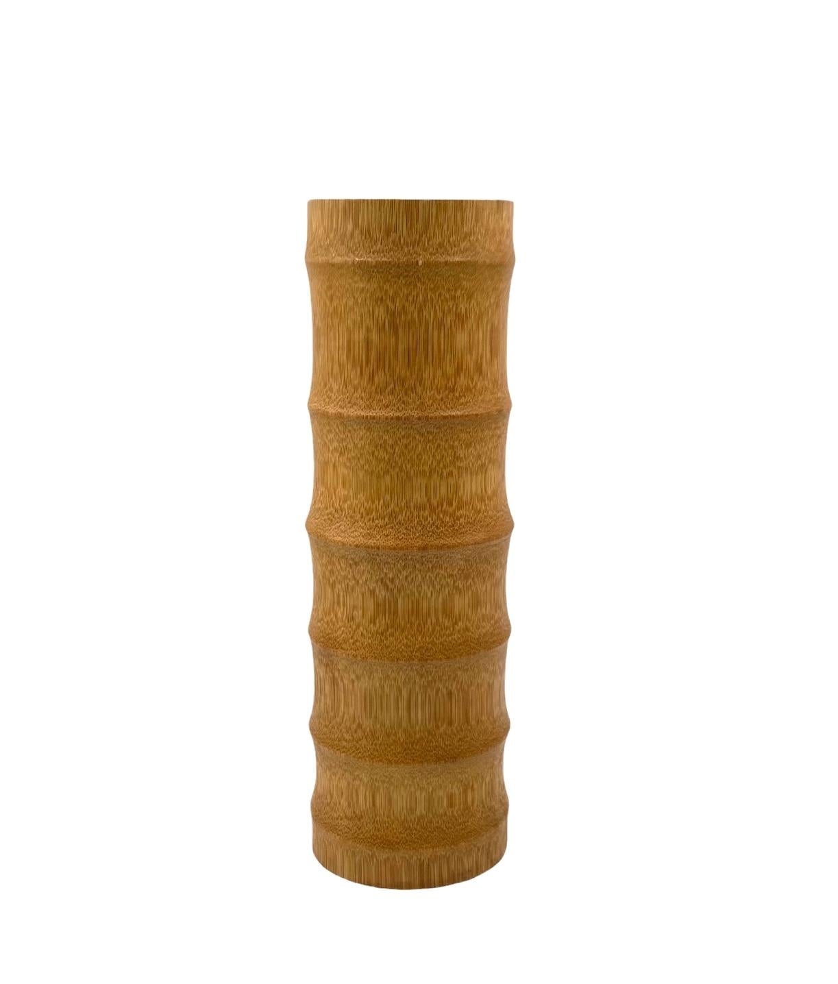 Jarrón de bambú Hollywood regency

Italia años 60 / 70

H 41 cm - 12 cm diam.

Estado: excelente, acorde con la edad y el uso.