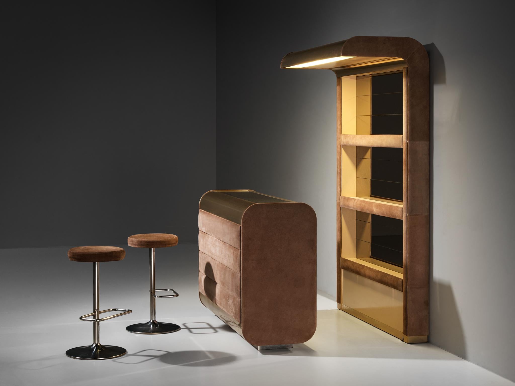 Hollywood Regency Bar and Stools in the Style of Willy Rizzo Brass Suede In Good Condition For Sale In Waalwijk, NL