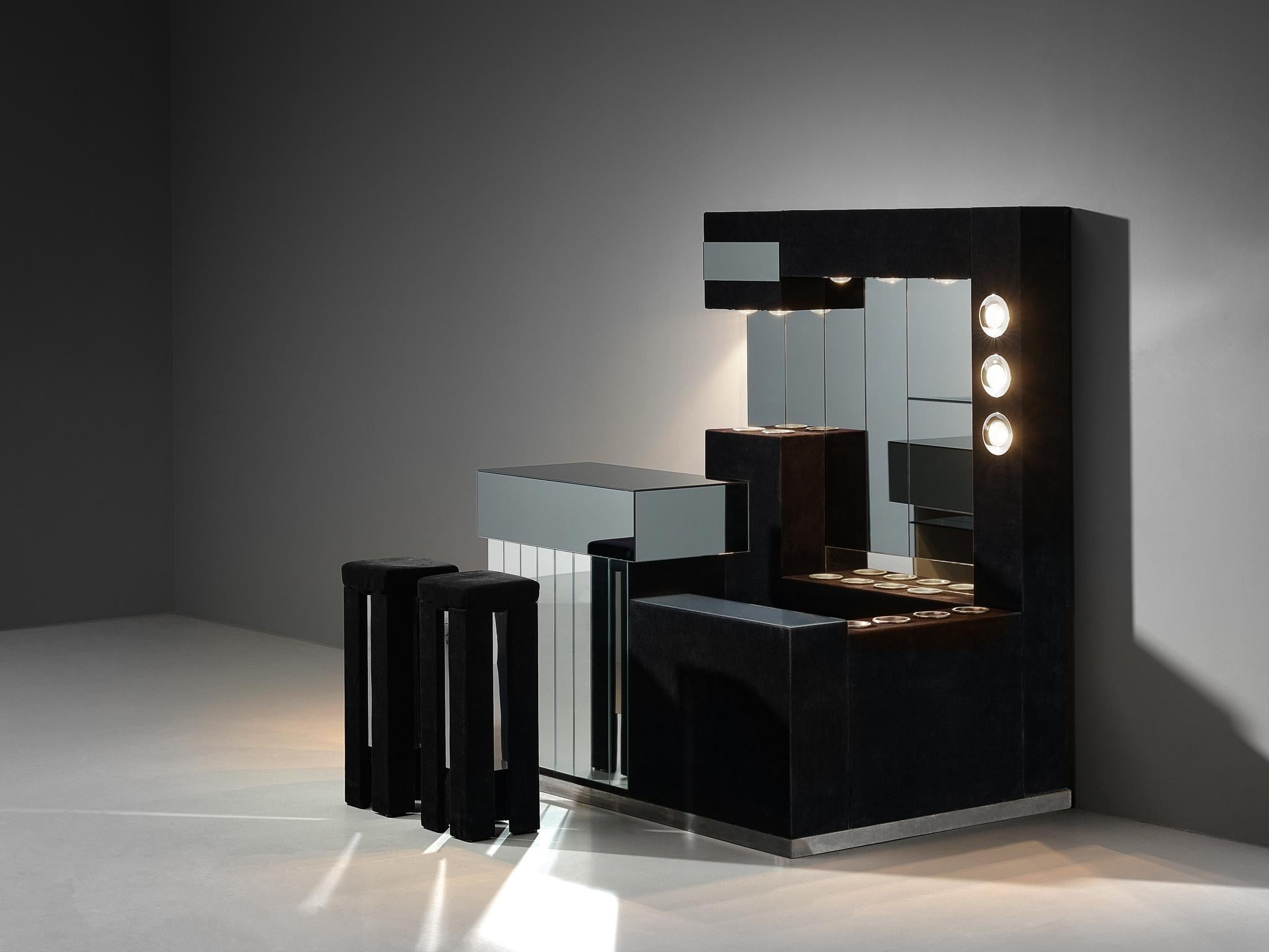 Cocktail bar with bar stools, faux suede, aluminum, chrome-plated steel, smoked glass, mirrored glass, lacquered wood, Italy, 1970s

Hollywood Regency cocktail bar in the style of Willy Rizzo. This set includes a counter element, an illuminated