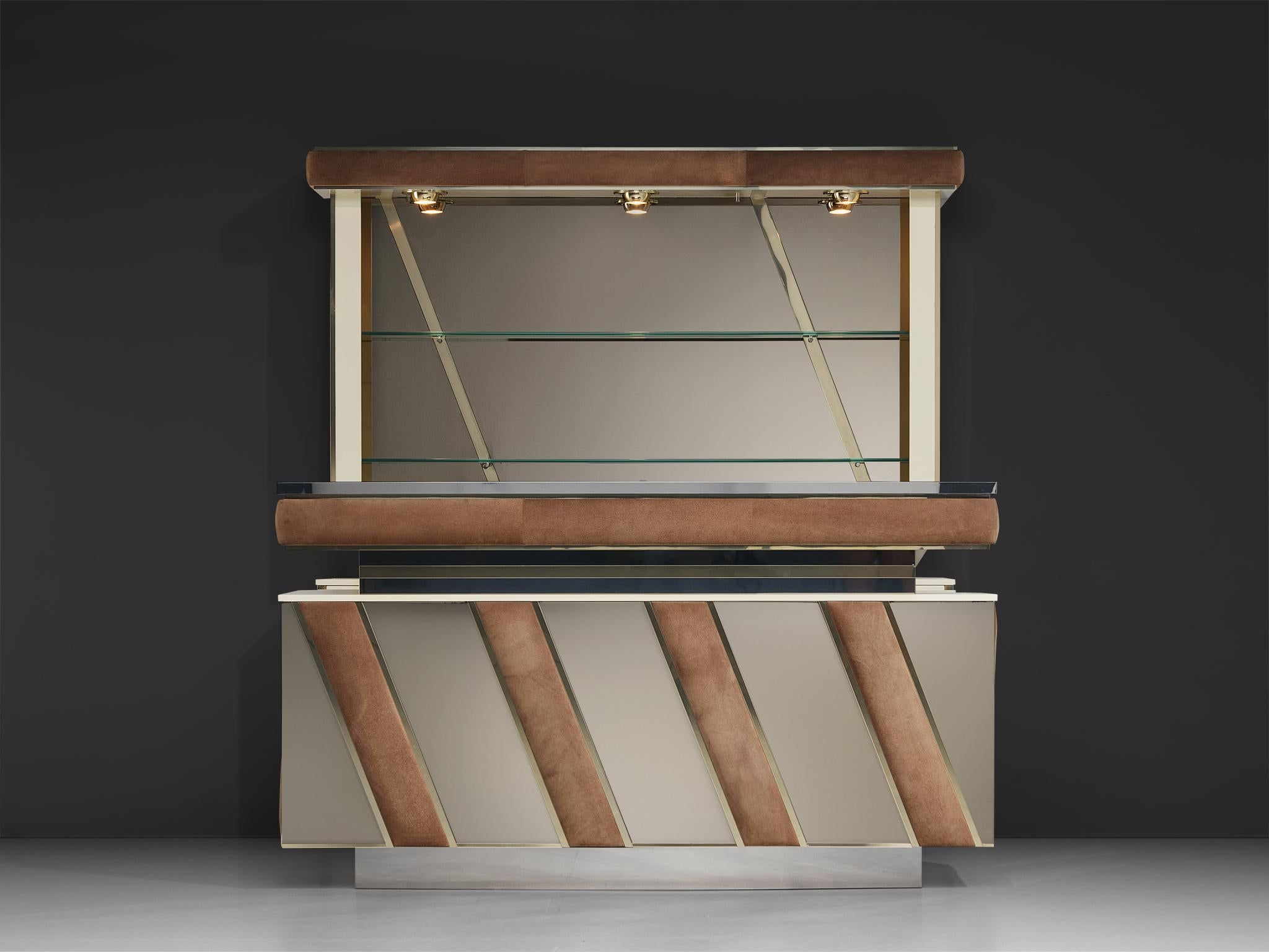 Cocktail bar, acciaio inossidabile, pelle scamosciata, ottone, vetro, vetro specchiato, legno laminato, metallo, Italia, anni '70

Cocktail bar Hollywood Regency nello stile di Willy Rizzo. Questo raffinato set comprende un elemento da banco e un