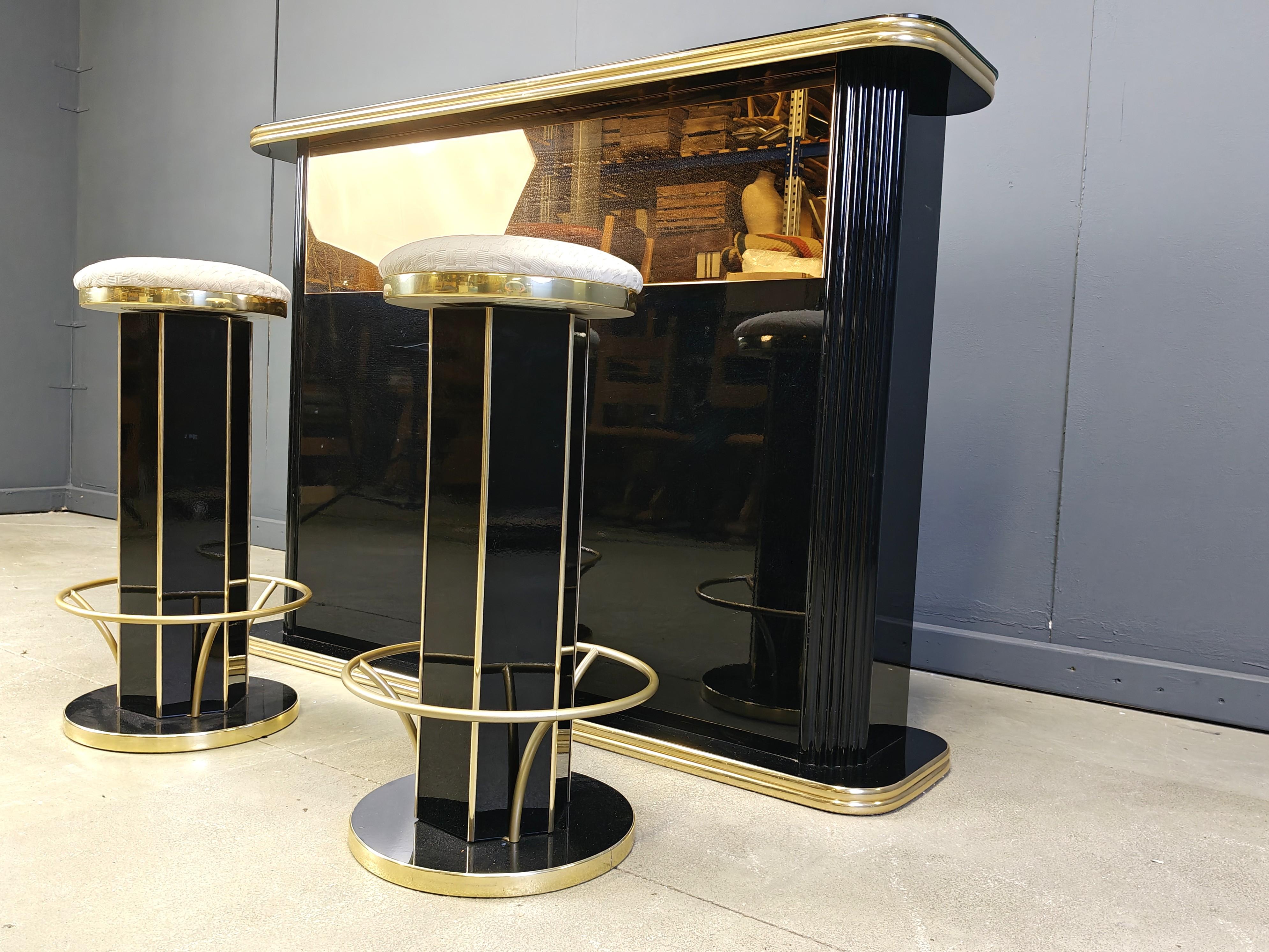 Hollywood regency bar with stools, 1970s - Italy In Good Condition For Sale In Leuven, Vlaams Gewest