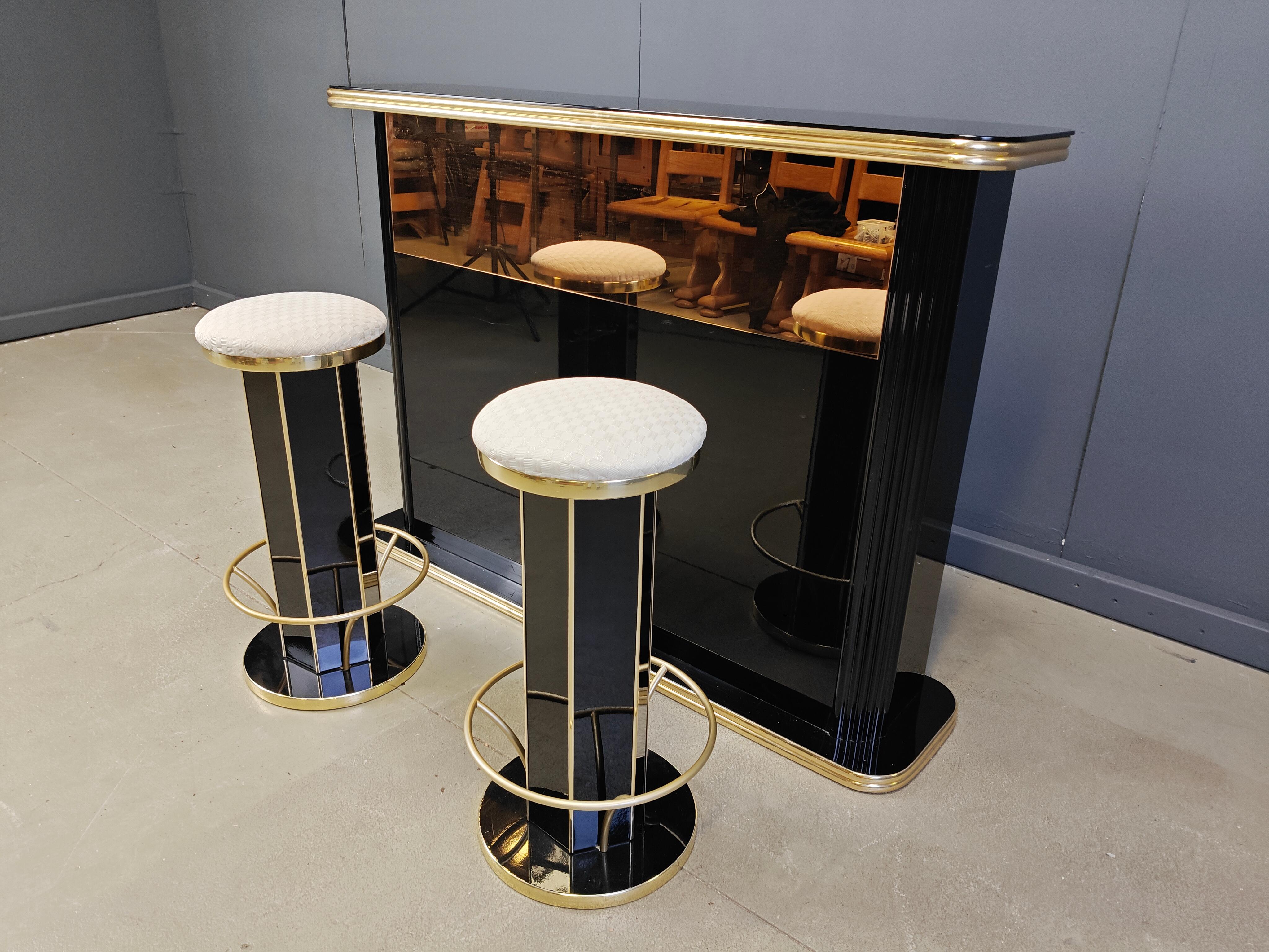 Late 20th Century Hollywood regency bar with stools, 1970s - Italy For Sale