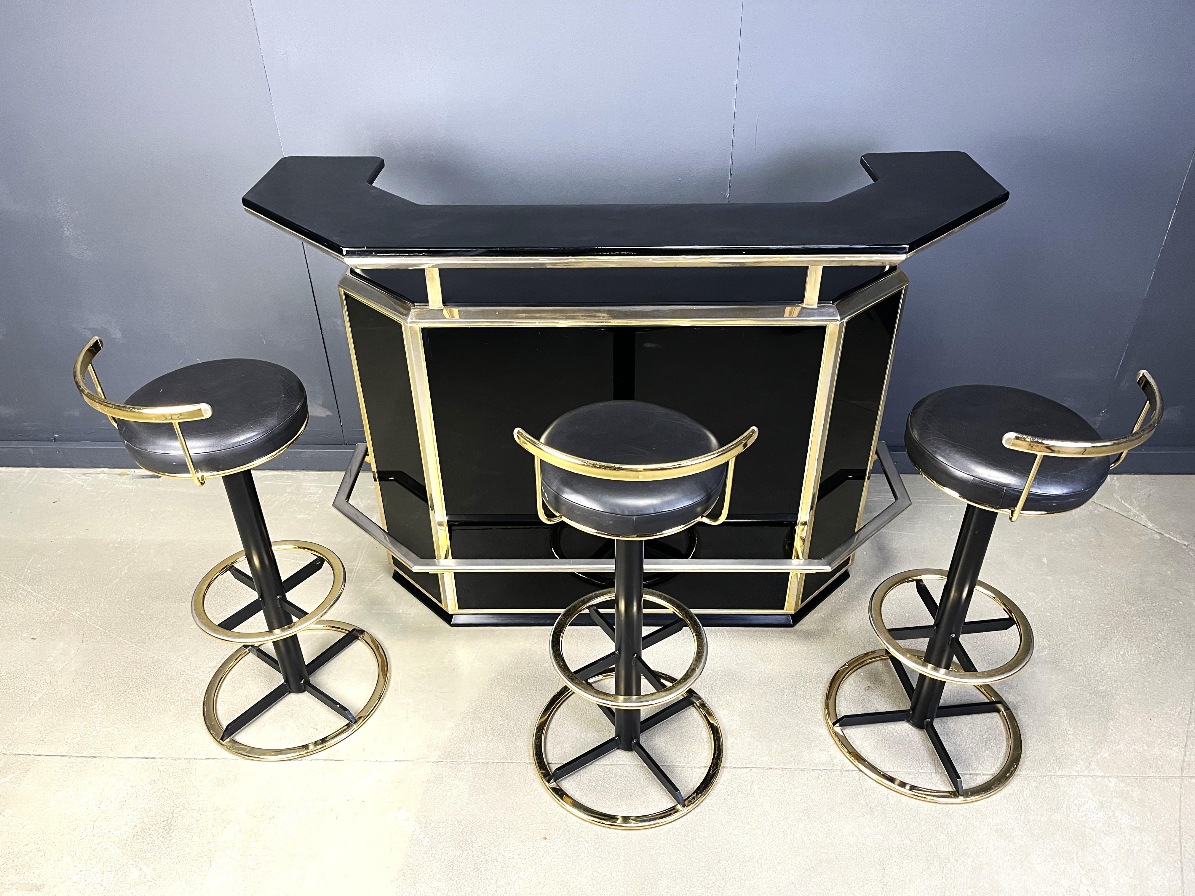 Bar Hollywood Regency avec trois tabourets, 1970 Bon état à Leuven, Vlaams Gewest