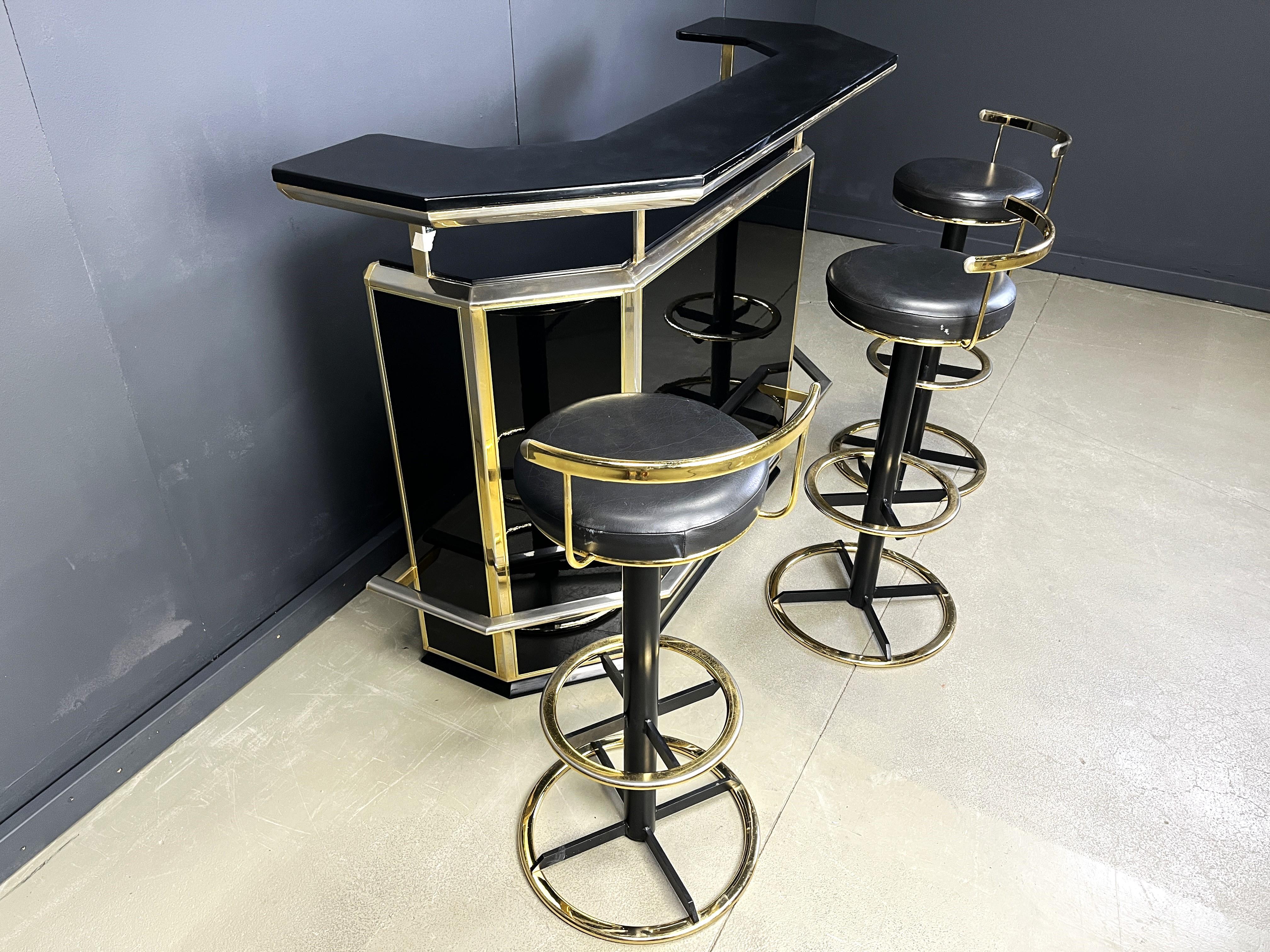 Laiton Bar Hollywood Regency avec trois tabourets, 1970