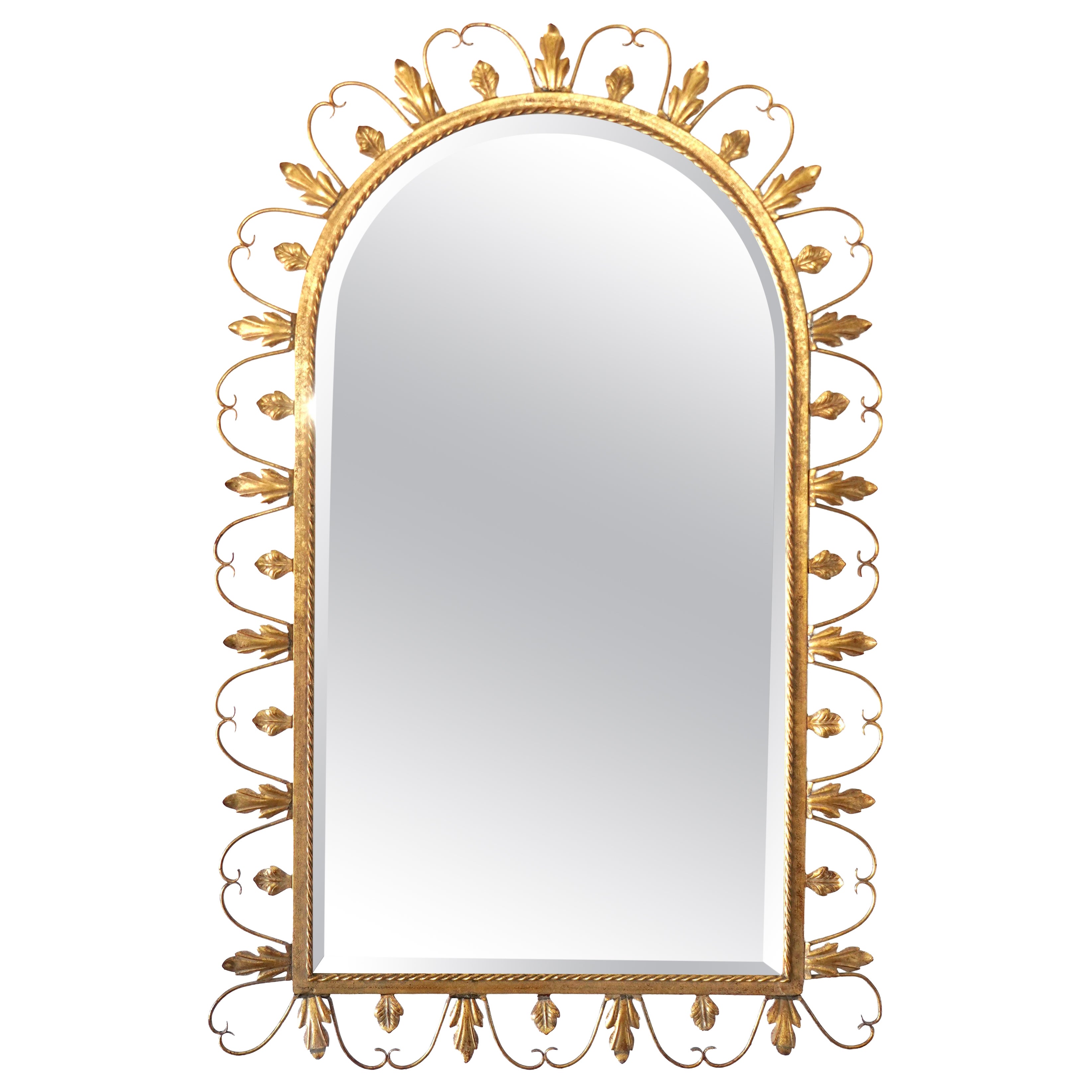 Specchio ad arco in ferro dorato in stile Hollywood Regency, realizzato da Deknudt per Labarge Mirrors in vendita