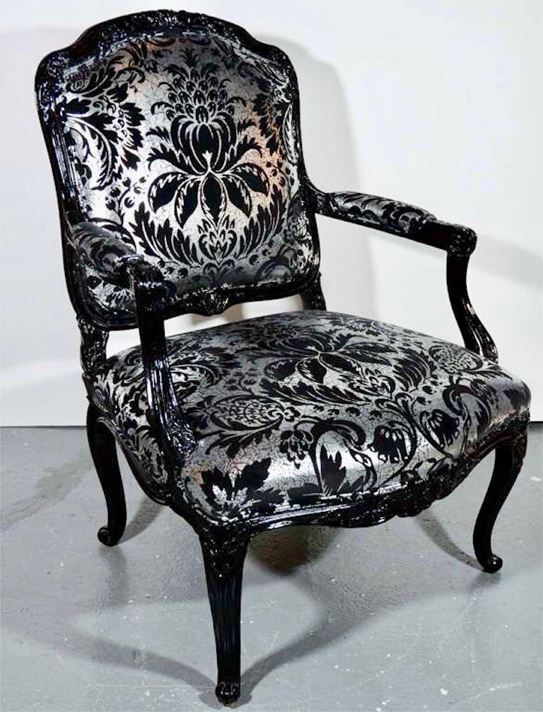 Hollywood Regency Louis XV Armchair in Black Lacquer and Embossed Silvered Velvet For Sale
