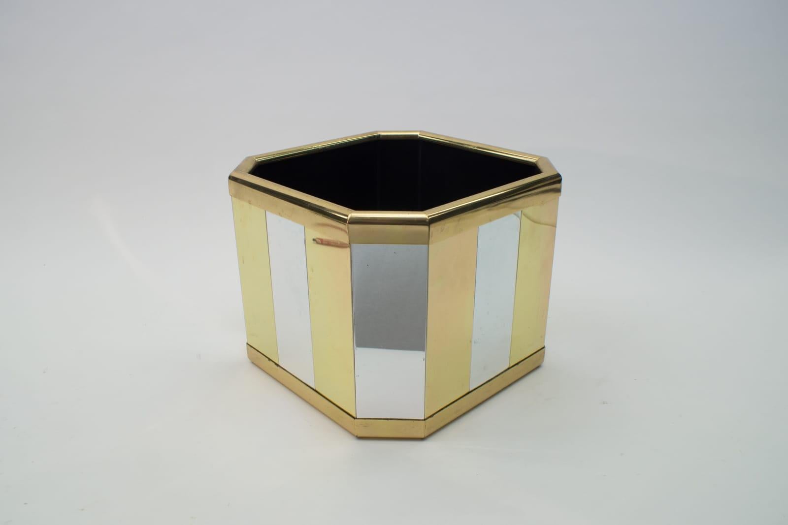 Elegant octagonal Hollywood Regency metal cachepot. 

The cachepot has some signs of use, minor dents and scratches. You can see these from very close, in normal use, standing on the floor you can hardly see it. Overall good condition.
