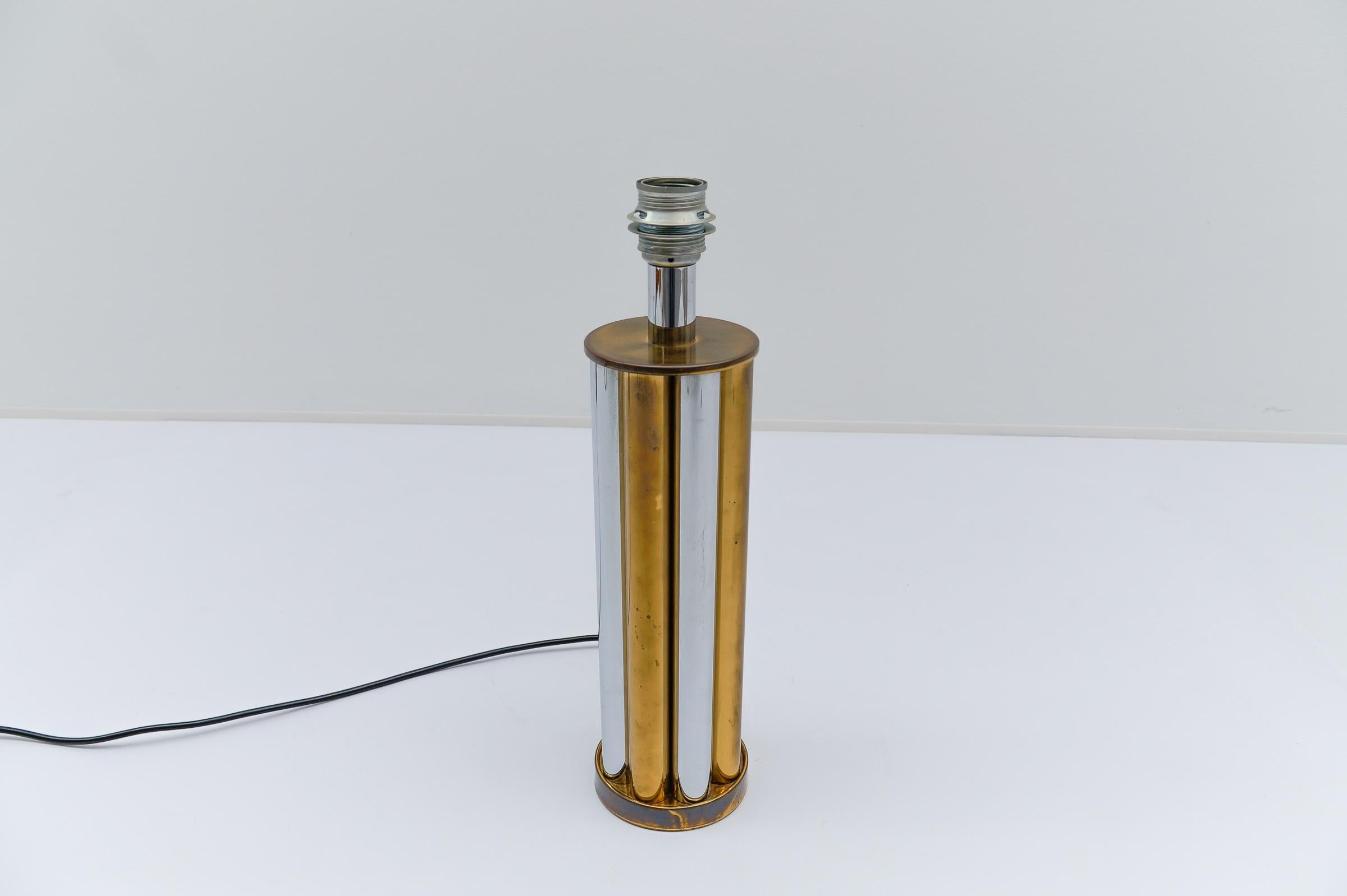 The lamp measure 46cm up to the socket.
