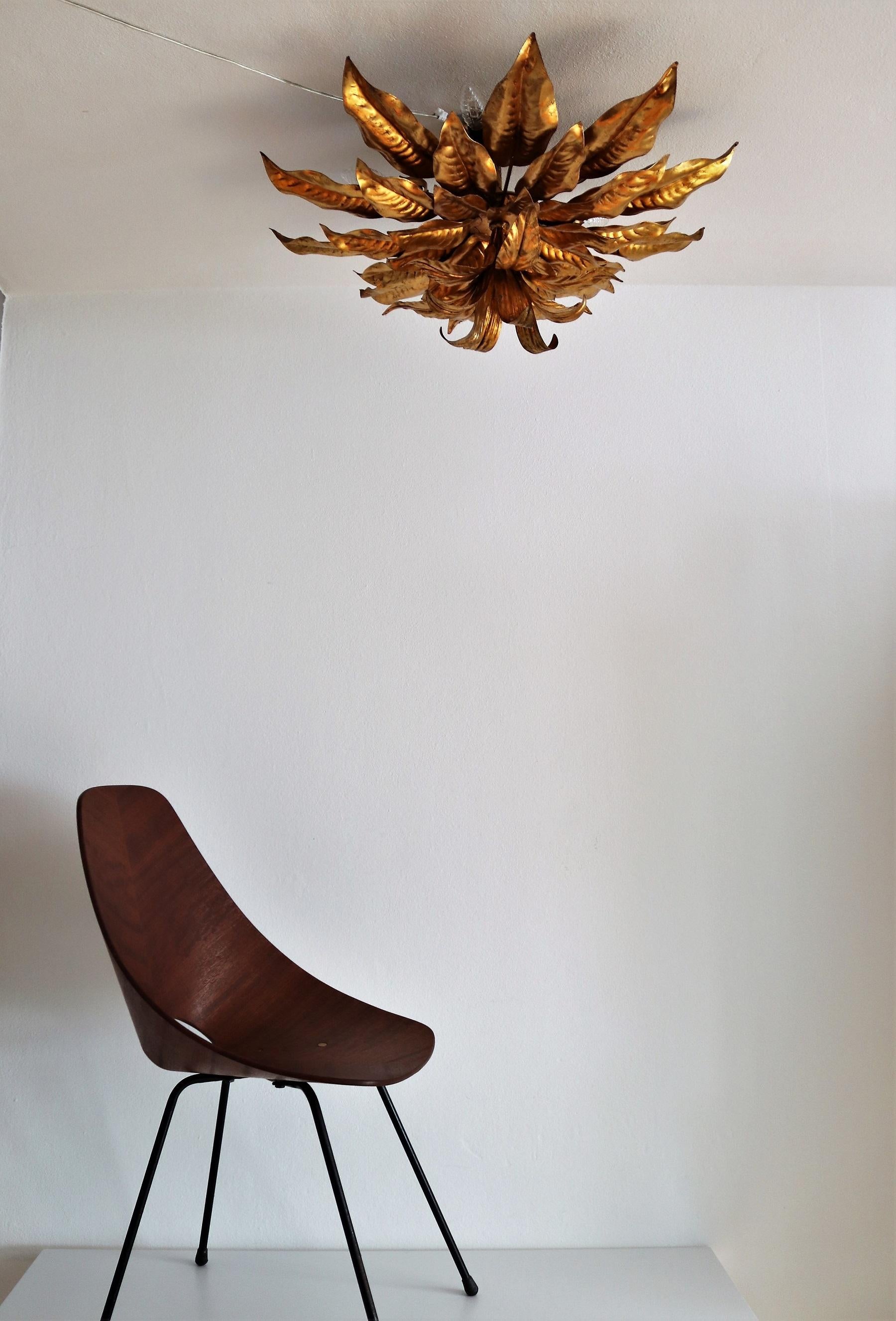 Gorgeous and very big flush mount ceiling light with strong big leaves Made in Italy for Hans Kögl in the 1970s.
The ceiling light is heavy and has a beautiful golden color with little patina.
Under the leaves, close to the ceiling, are hidden five