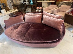 Hollywood Regency Großes ovales Hollywood-Regency-Sofa, neu gepolstert mit rosafarbenem, wechselndem Samt in Rosatönen