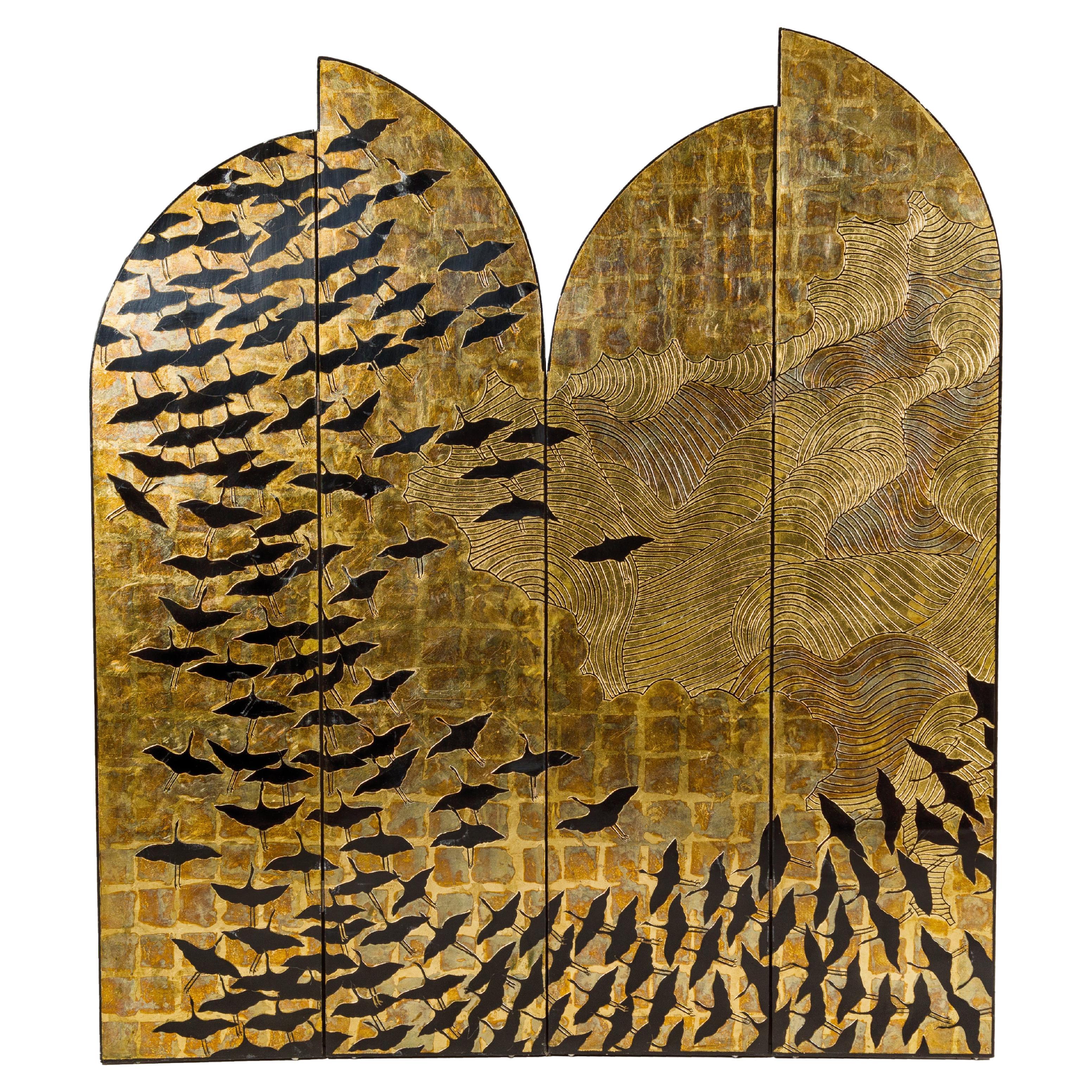 Hollywood Regency Black and Gold Four-Panel Screen with Hand-Paintted Cranes (Paravent à quatre panneaux noir et or avec grues peintes à la main)