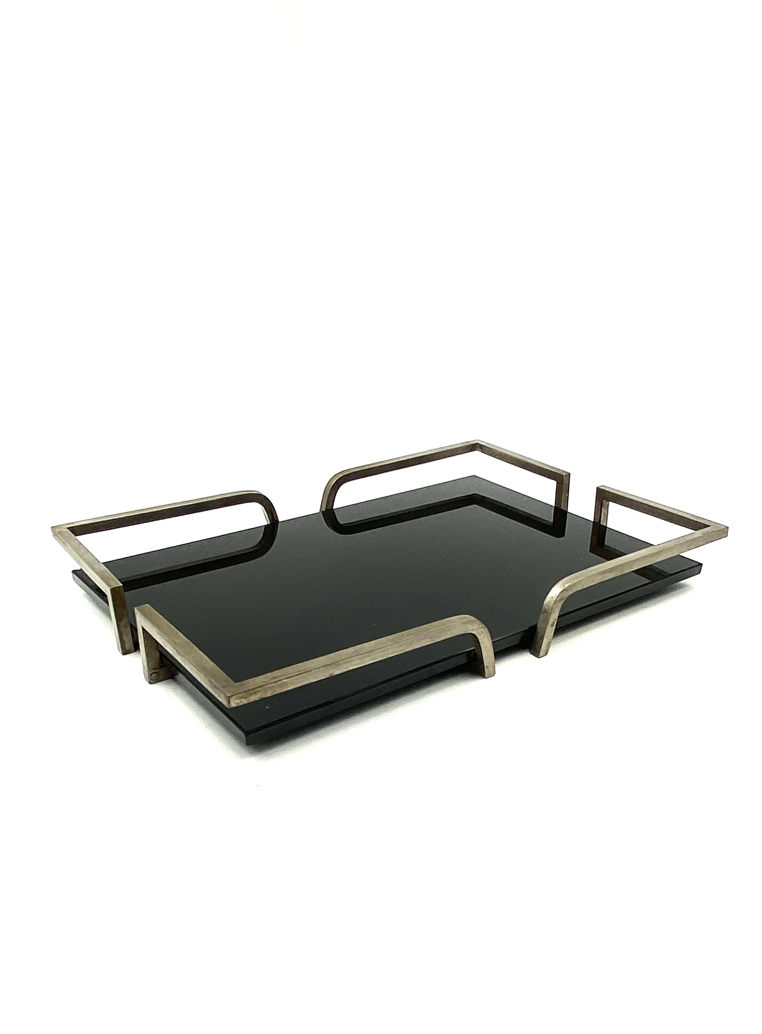Hollywood regency black glass tray. Brass structure

France 1970s

H 5.5 cm - 40.5 x 28.5 cm

Conditions: very good consistent with age and use, small chip on one angle, check the pictures.