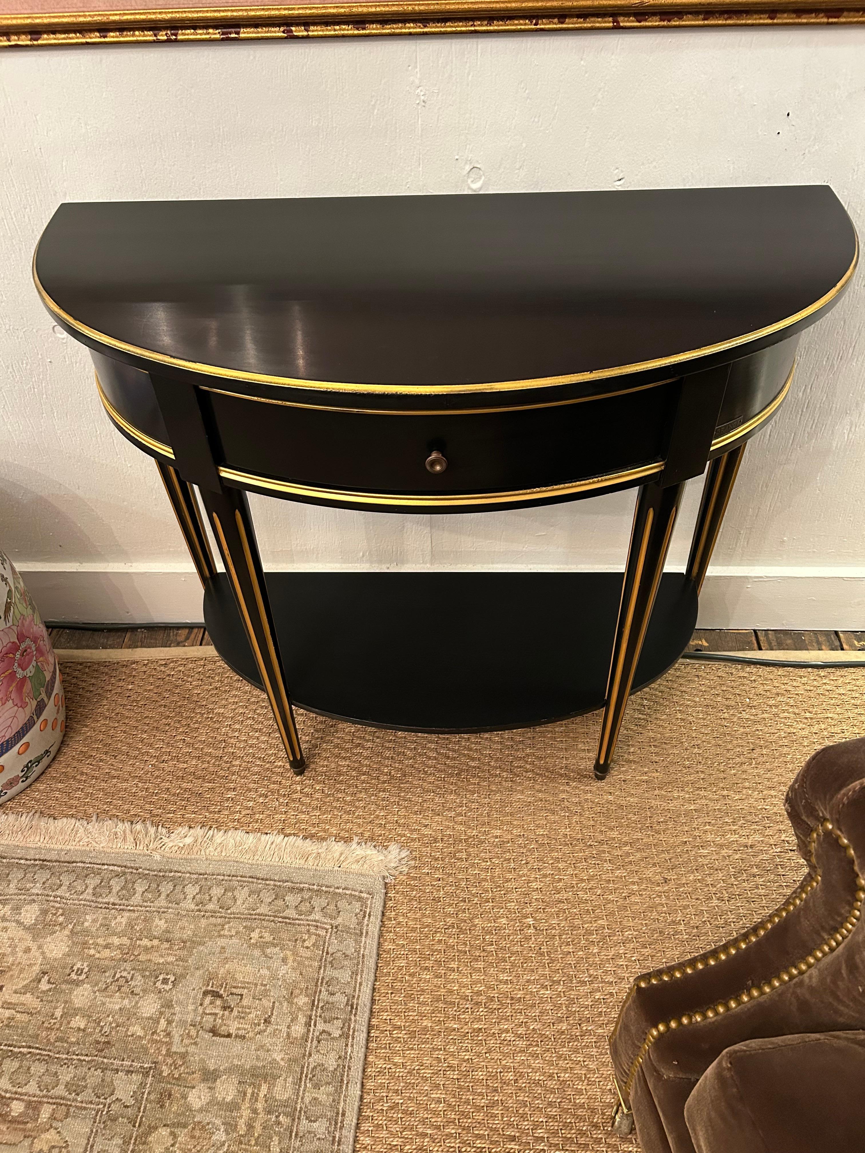 Legno Tavolo consolle Hollywood Regency nero e oro Demilune di Grange in vendita